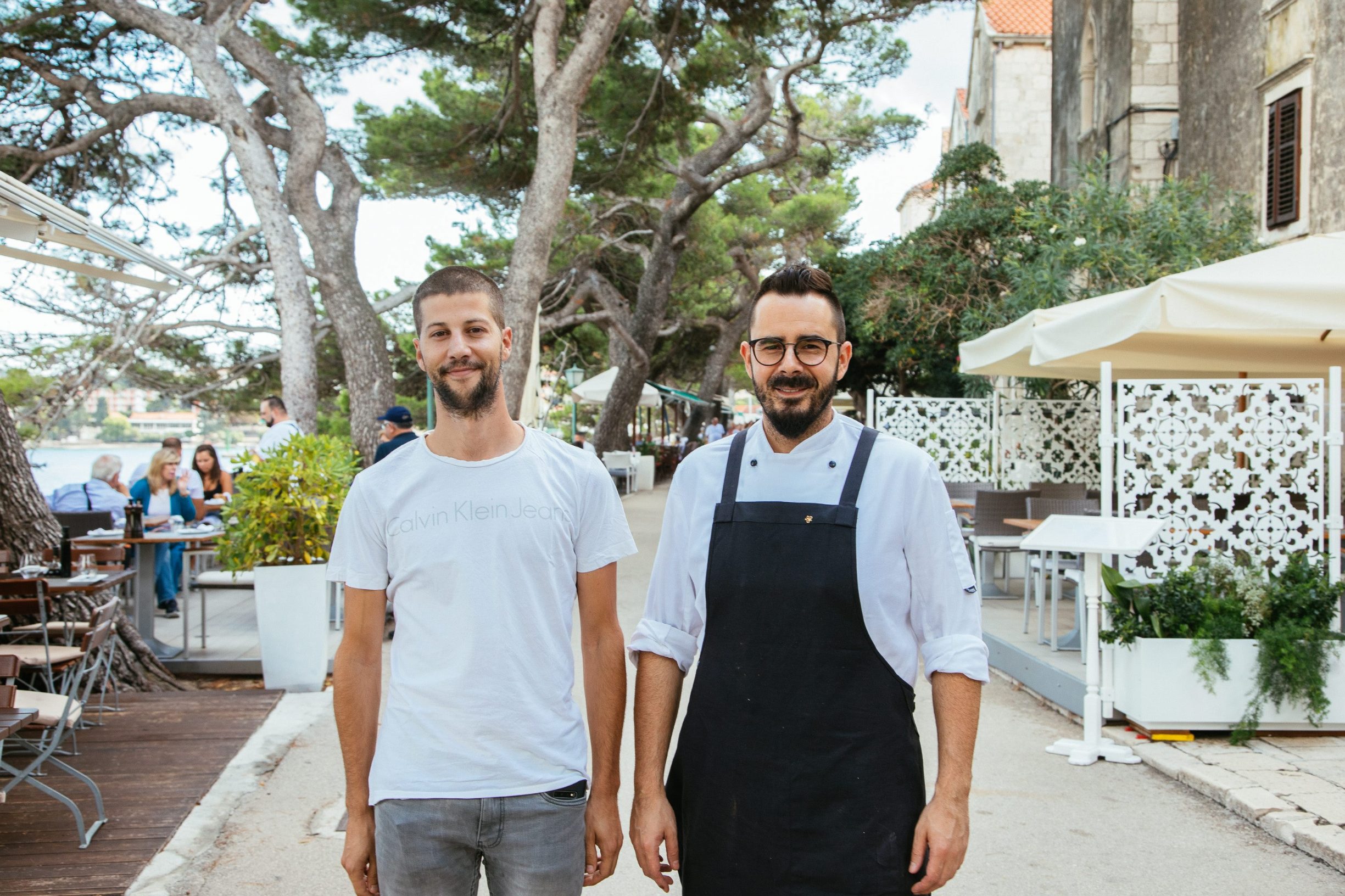 Korcula, 260919
Marko Gajski i Darijo Zmikic, dva kuhara u vrhunskim restoranima u Korculi.
 Foto: Bozo Radic / CROPIX