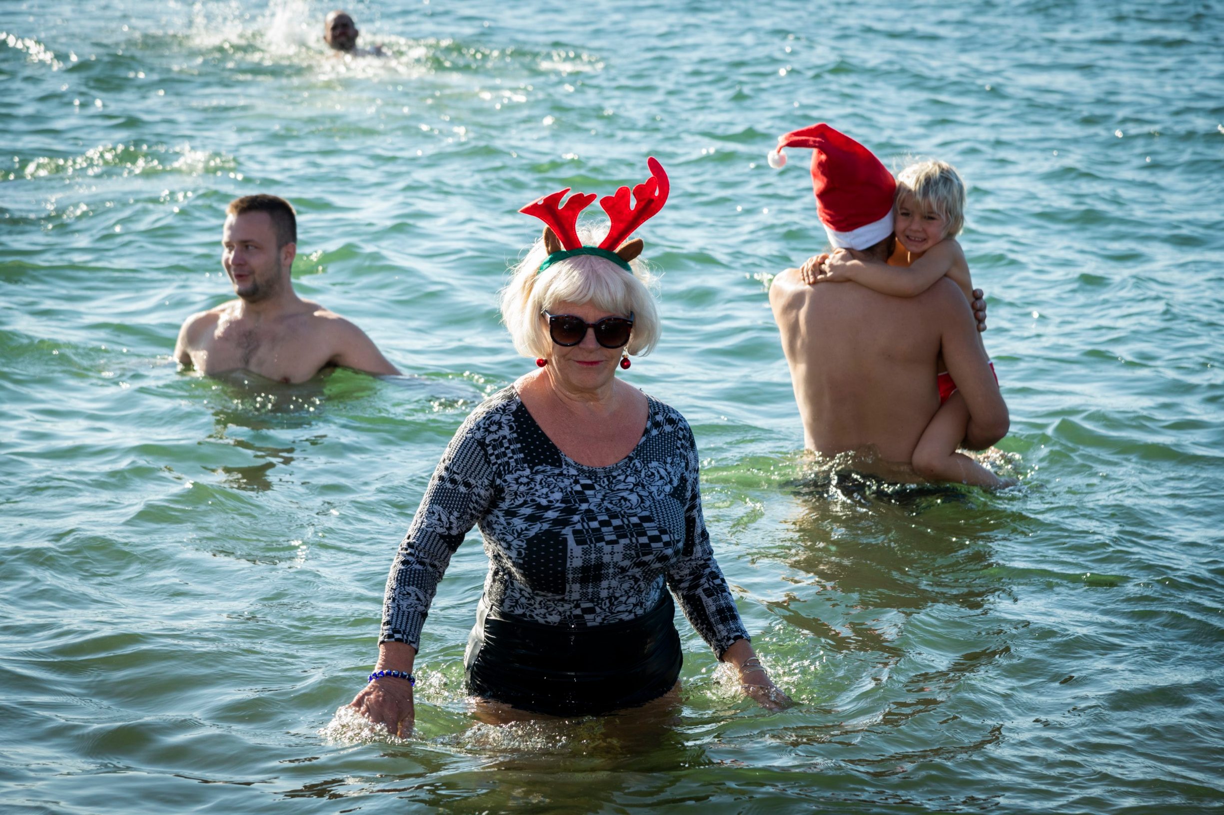 Sibenik, 010120.
Tradicionalno novogodisnje kupanje na plazi Banj.
Foto: Niksa Stipanicev / CROPIX