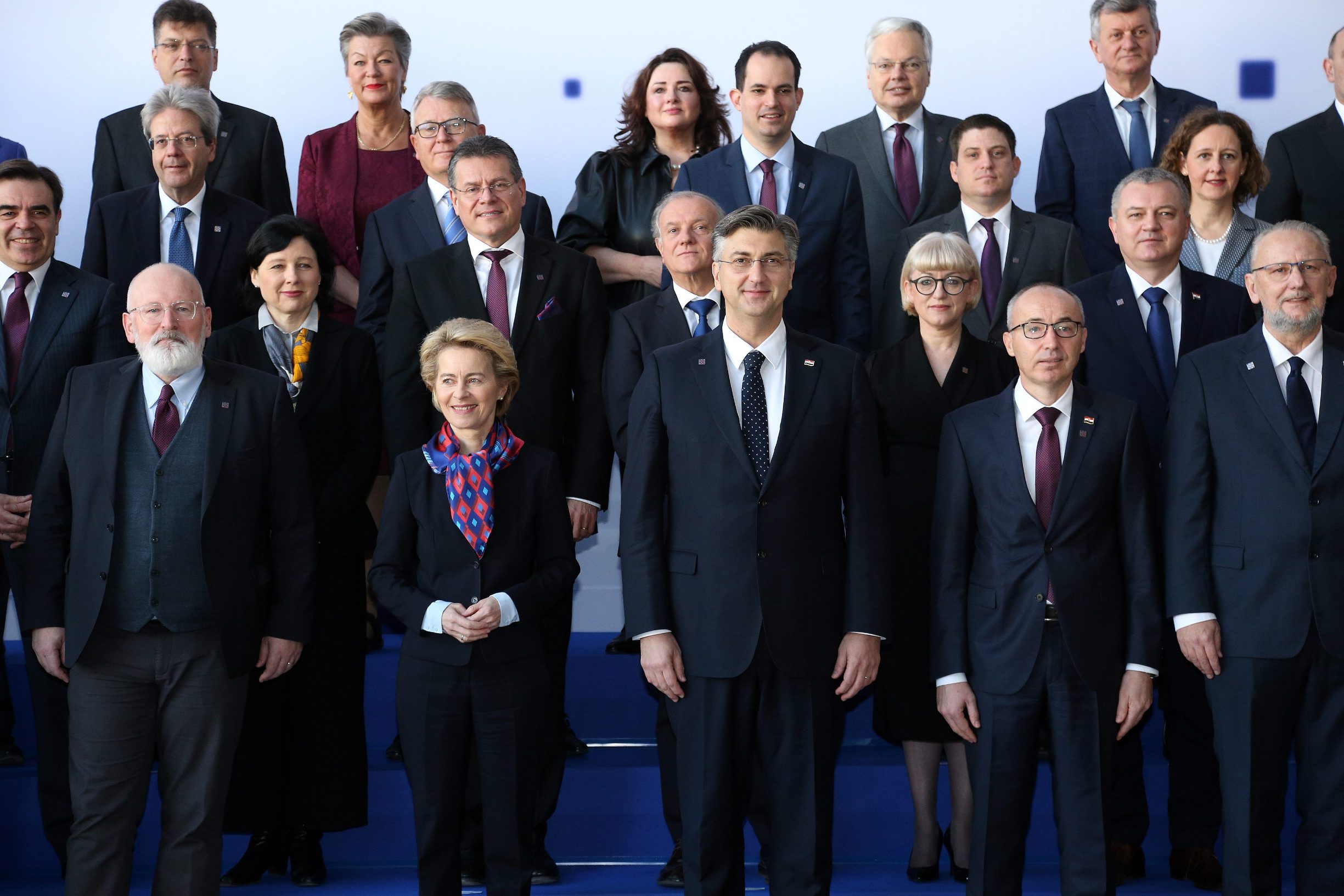 Zajednička fotografija hrvatske Vlade na čelu s premijerom Andrejem Plenkovićem i predstavnika Europske komisije