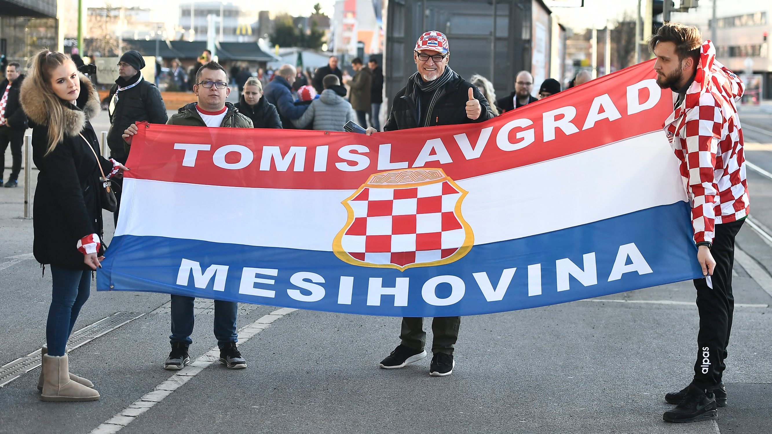 Graz, 110120. 
Hrvatski navijaci poceli su pristizati pred rukometnu utakmicu izmedju Hrvatske i Bjelorusije.
Foto: Ante Cizmic / CROPIX