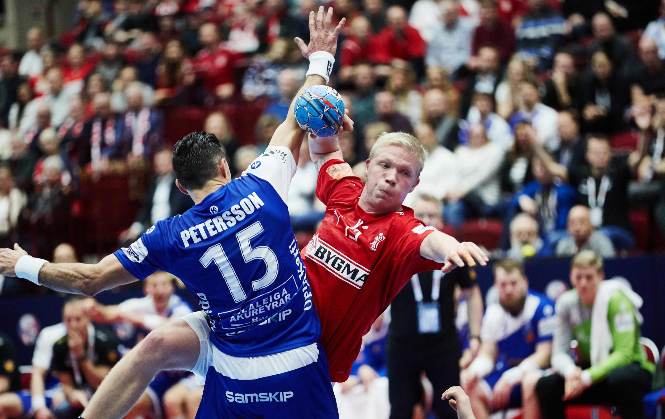 Denmark's Magnus Saugstrup Jensen (R) and Alexander Petersson of Iceland vie during the Men's EHF 2020 Handball European Championship preliminary round match between Denmark and Iceland in Malmo, Sweden on January 11, 2020. (Photo by Andreas HILLERGREN / various sources / AFP) / Sweden OUT