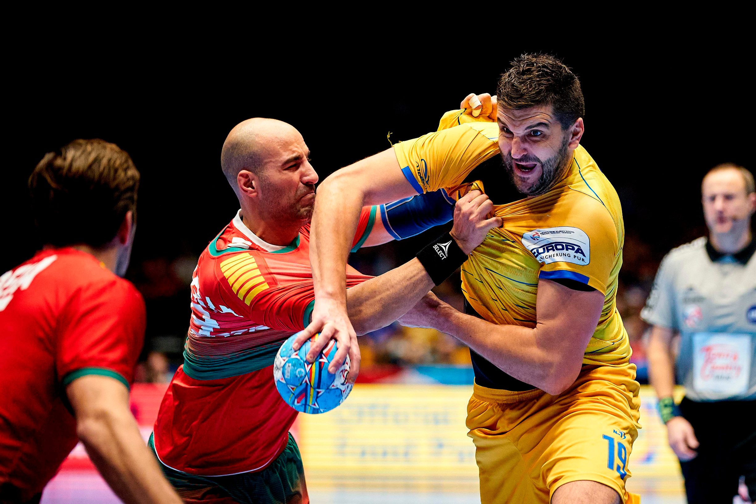 Bosnia and Herzegovina´s Marko Panic (R) and Portugal´s Alexandre Cavalcanti vie during the Men´s Handball European Championship preliminary round match Portugal v Bosnia and Herzegovina in Trondheim, Norway, on January 12, 2020. (Photo by Ole Martin Wold / various sources / AFP) / Norway OUT