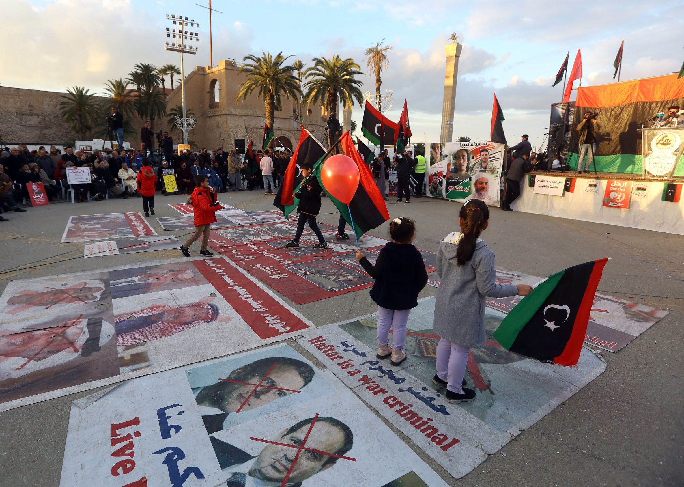 Prosvjednici mašu zastavama i stupaju na plakate svjetskih lidera dok sudjeluju na skupu protiv samoprograšenog lidera Khalifa Haftara i u znak potpore nacionalnoj vladi koju je priznala UN (GNA)  u Tripoliju 10. siječnja