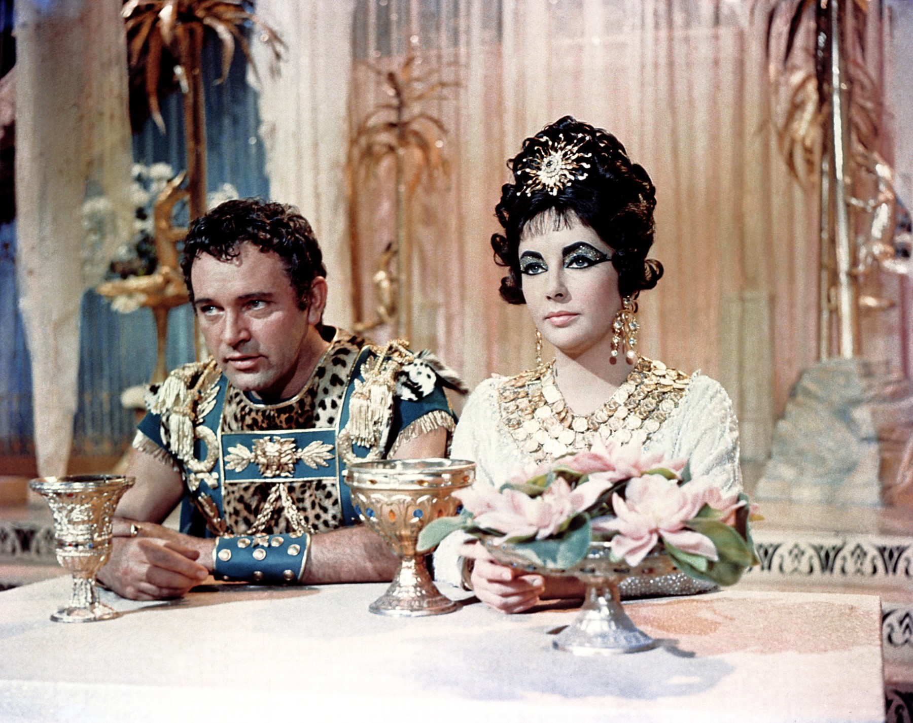 CLEOPATRA,  Richard Burton and Elizabeth Taylor, 1963., Image: 97837721, License: Rights-managed, Restrictions: For usage credit please use; ©20thCentFox/Courtesy Everett Collection, Model Release: no, Credit line: 20thCentFox Collection / Everett / Profimedia
