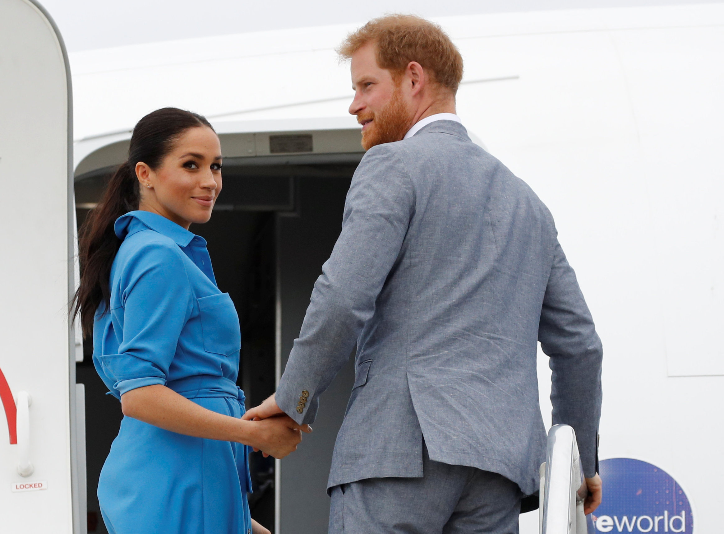 FUA,AMOTU, TONGA - OCTOBER 26: Prince Harry, Duke of Sussex and Meghan, Duchess of Sussex walk together, ahead of Tonga's Princess Angelika, as they depart from Fua'amotu International Airport on October 26, 2018 in Fua'amotu, Tonga. (Photo by Phil Noble - Pool/Getty Images)