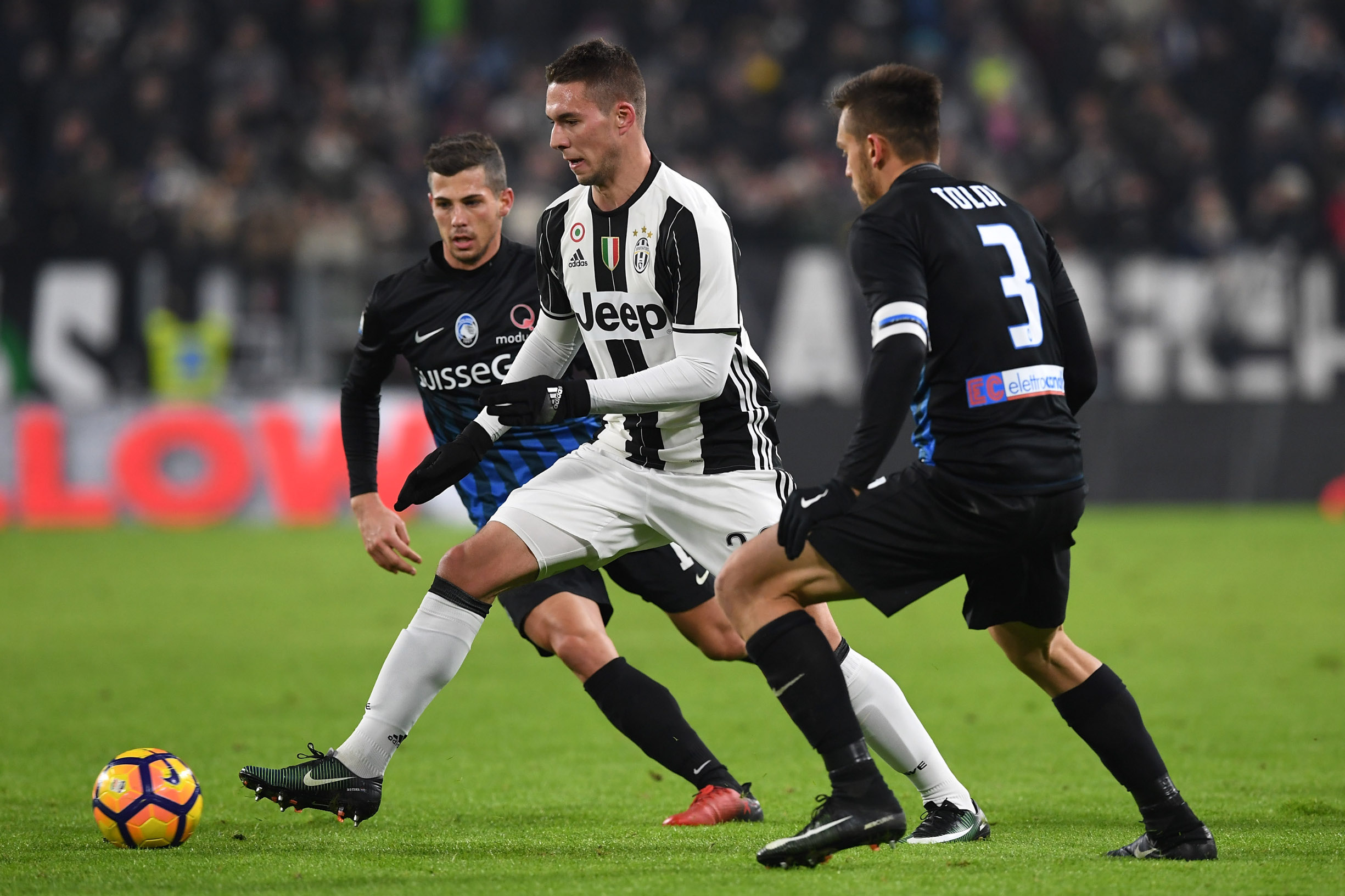 TURIN, ITALY - JANUARY 11:  Marko Pjaca (C) of FC Juventus is challenged by Remo Freuler (L) and Rafael Toloi of Atalanta BC during the TIM Cup match between FC Juventus and Atalanta BC at Juventus Stadium on January 11, 2017 in Turin, Italy.  (Photo by Valerio Pennicino/Getty Images)