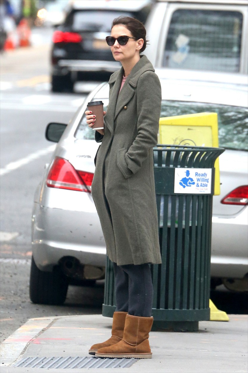 , New York, NY - 20190418 Katie Holmes is seen standing out in the streets drinking a coffee while wearing Ugg boots and a trench coat. 

-PICTURED: Katie Holmes
-, Image: 426791262, License: Rights-managed, Restrictions: , Model Release: no, Credit line: DARA KUSHNER / INSTAR Images / Profimedia
