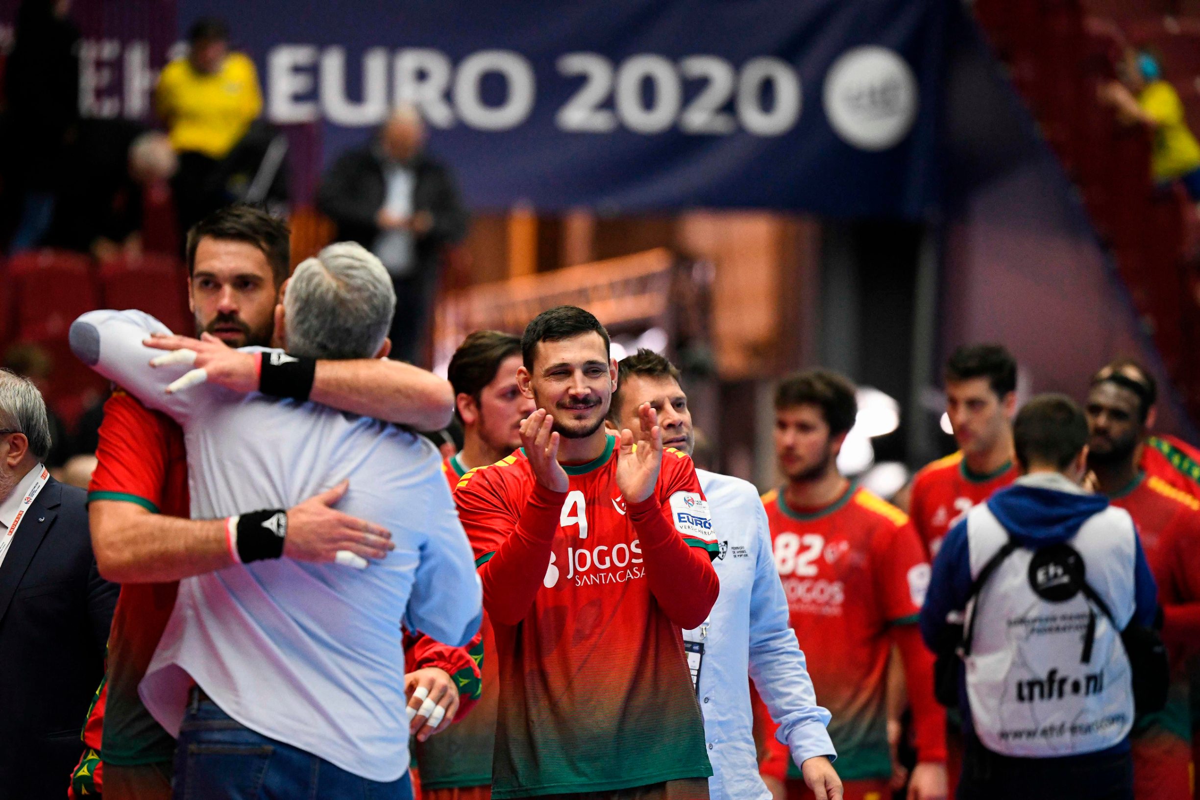 Portugal's players celebrate their victory after the Men's European Handball Championship, main round Group II match between Portugal and Sweden at Malmo Arena, Sweden, on January 17, 2020. (Photo by Jonathan NACKSTRAND / AFP)