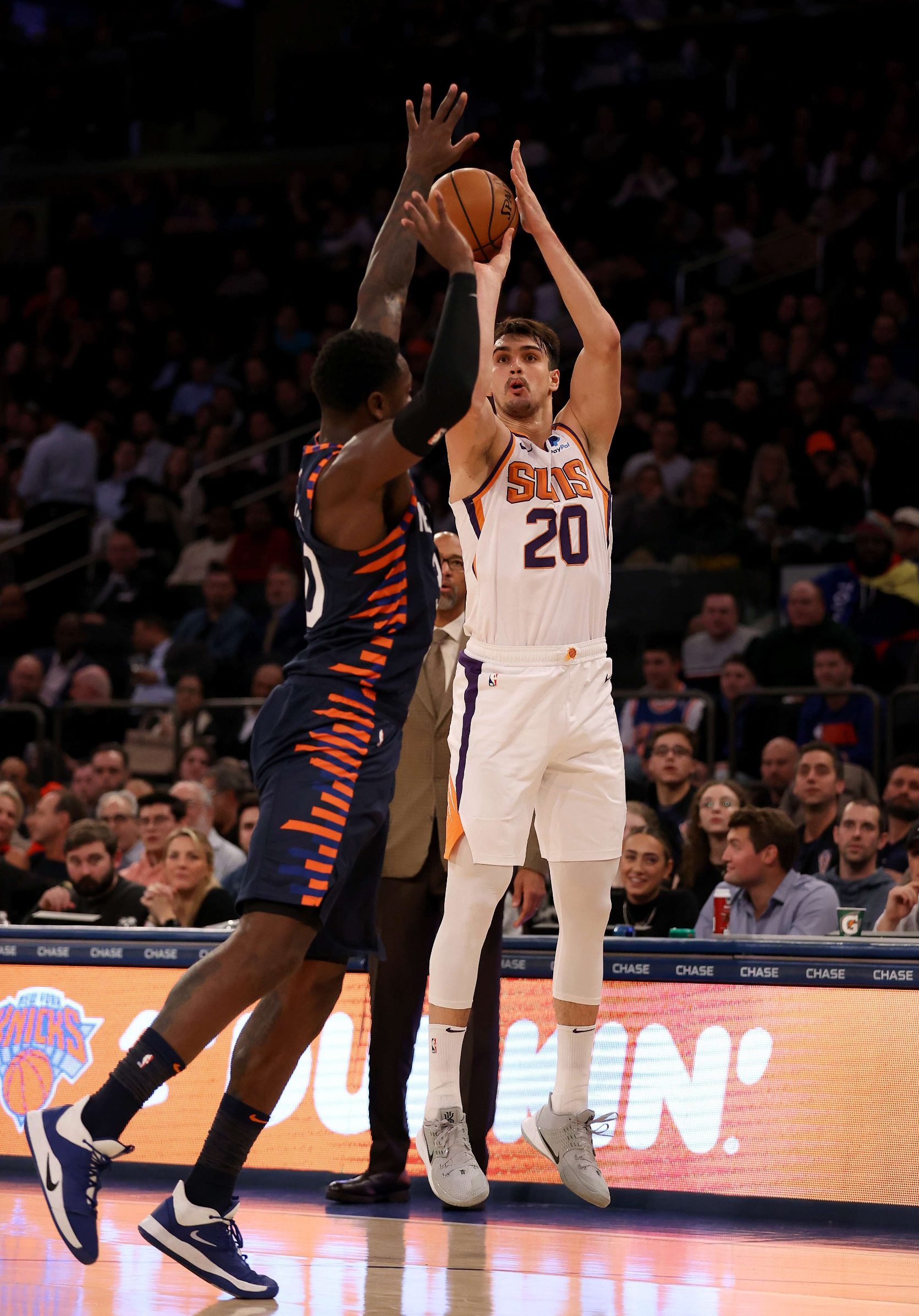 NEW YORK, NEW YORK - JANUARY 16: Dario Saric #20 of the Phoenix Suns takes a shot as Julius Randle #30 of the New York Knicks defends at Madison Square Garden on January 16, 2020 in New York City.The Phoenix Suns defeated the New York Knicks 121-98.NOTE TO USER: User expressly acknowledges and agrees that, by downloading and or using this photograph, User is consenting to the terms and conditions of the Getty Images License Agreement.   Elsa/Getty Images/AFP
== FOR NEWSPAPERS, INTERNET, TELCOS & TELEVISION USE ONLY ==