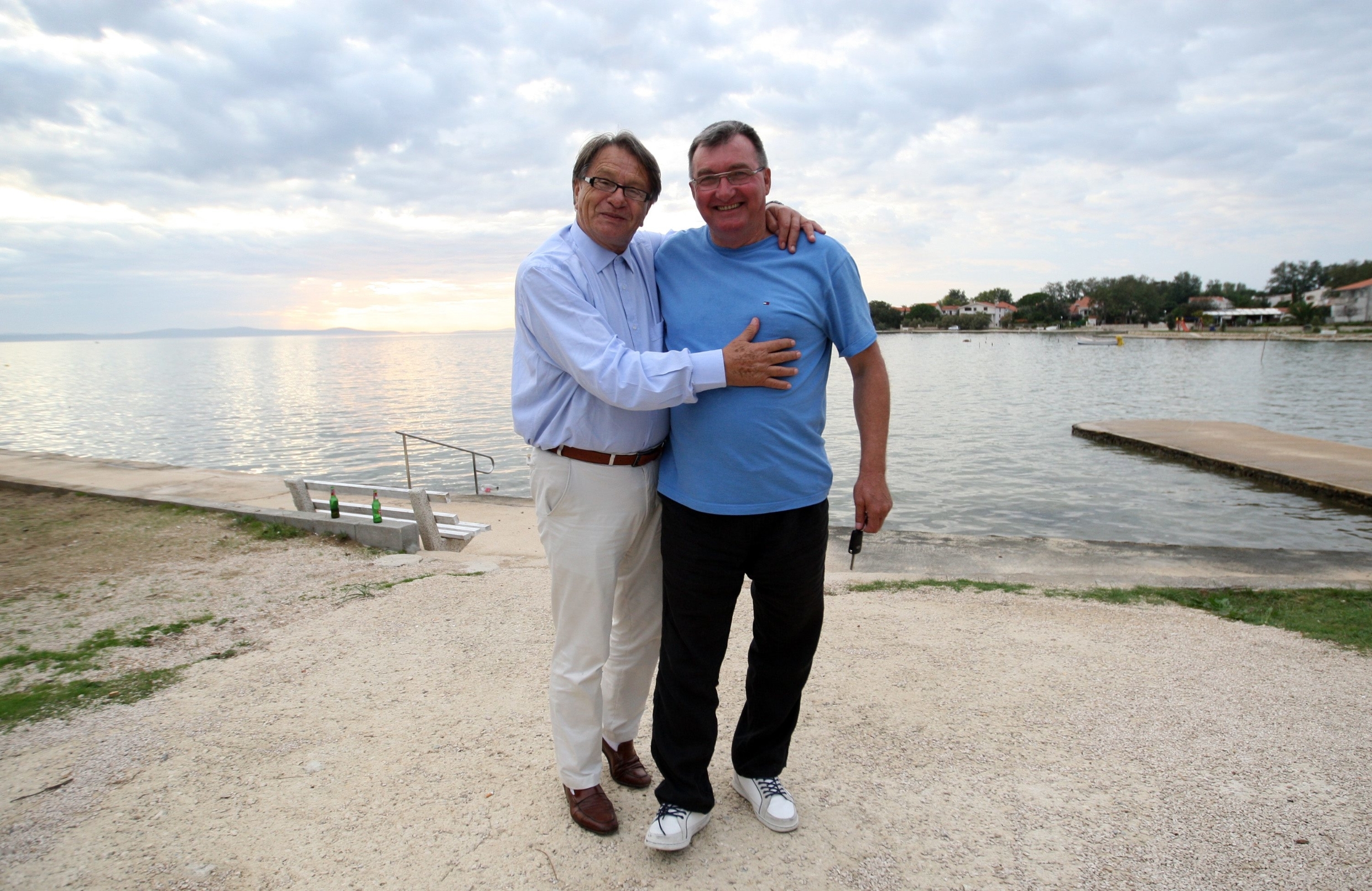 Privlaka, 171014.
Ciro Blazevic posjetio je svog bivseg igraca Snjeska Cerin i njegovu suprugu Ankicu u obiteljskom domu u Privlaci kraj Zadra.
Foto: Jure Miskovic / CROPIX