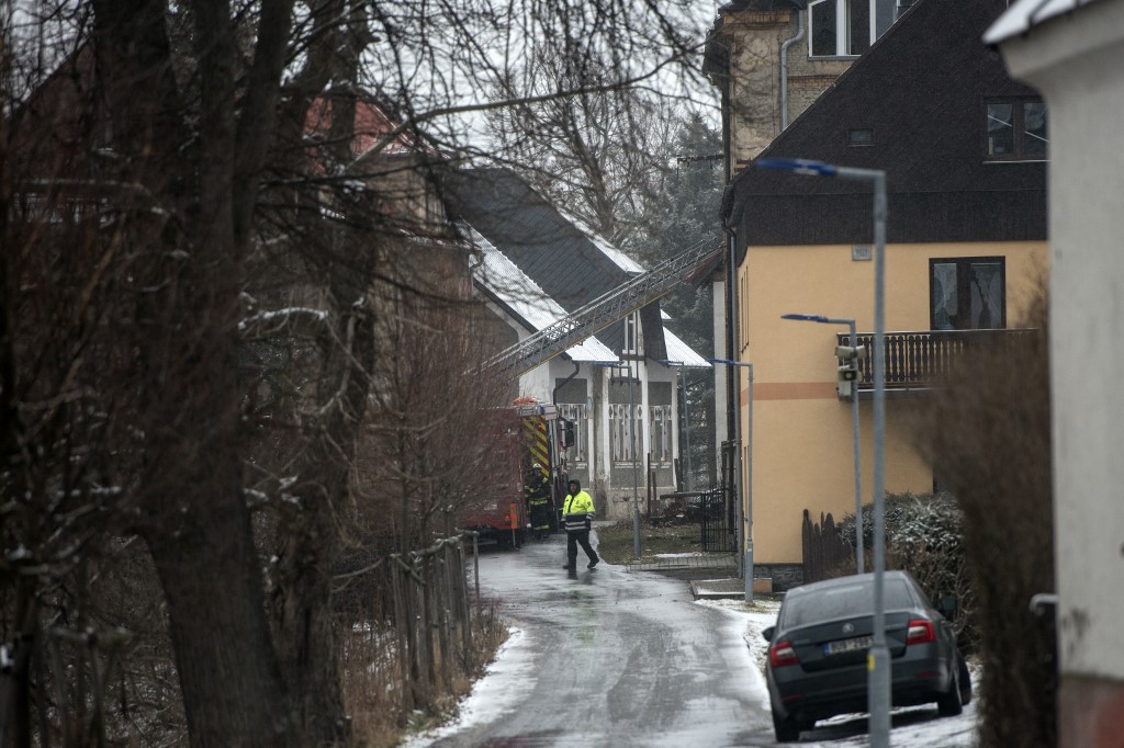 Firefighters stand in front of a home for people with learning disabilities, where eight people with mental and combined impairment died on January 19, 2020, in Vejprty village, Western Bohemia. - At least eight people died and thirty were injured after a fire at a home for people with learning disabilities in a western Czech town early January 19, 2020, rescuers said. (Photo by Michal CIZEK / AFP)