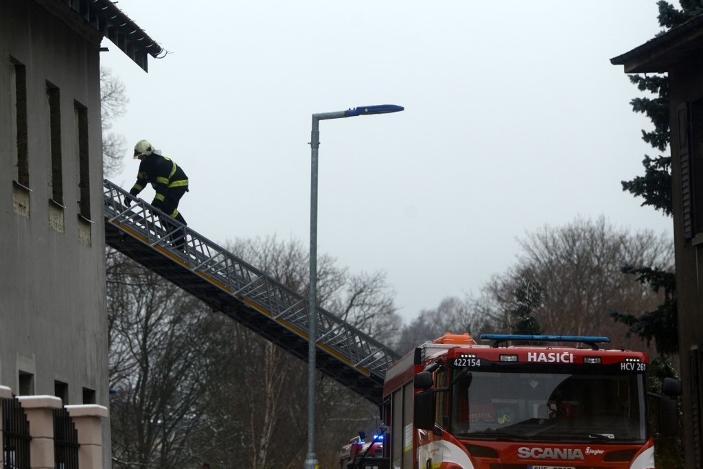 A firefighter climbs with a ladder into a home for people with learning disabilities, where eight people with mental and combined impairment died on January 19, 2020, in Vejprty village, Western Bohemia. - At least eight people died and thirty were injured after a fire at a home for people with learning disabilities in a western Czech town early January 19, 2020, rescuers said. (Photo by Michal CIZEK / AFP)