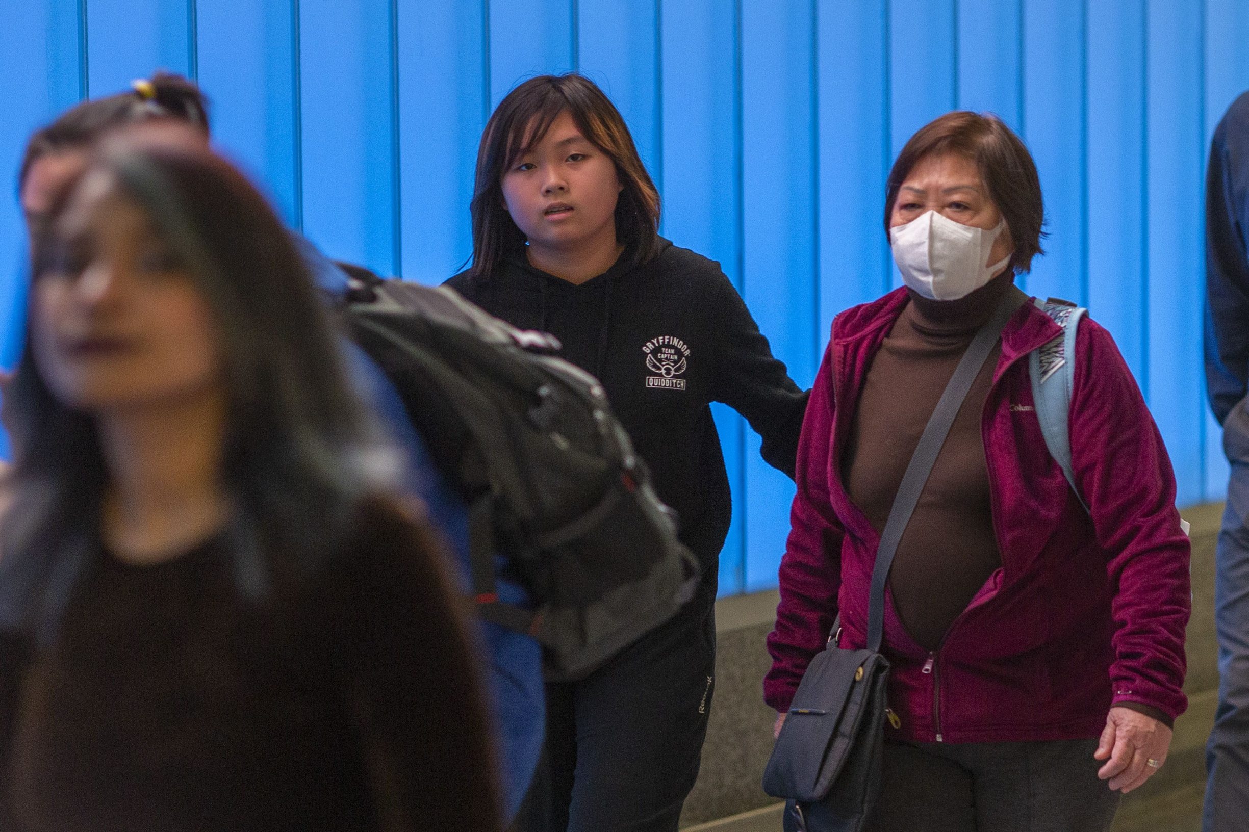 LOS ANGELES, CA - JANUARY 18: A woman arriving on an international flight to Los Angeles International Airport wears a mask on the first day of health screenings for coronavirus of travelers from Wuhan, China on January 18, 2020 in Los Angeles, California. Coronavirus is a new type of virus similar in the same classification as SARS and MERS that has health officials concerned. The outbreak that has infected dozens of people in Wuhan and killed at least two.   David McNew/Getty Images/AFP
== FOR NEWSPAPERS, INTERNET, TELCOS & TELEVISION USE ONLY ==
