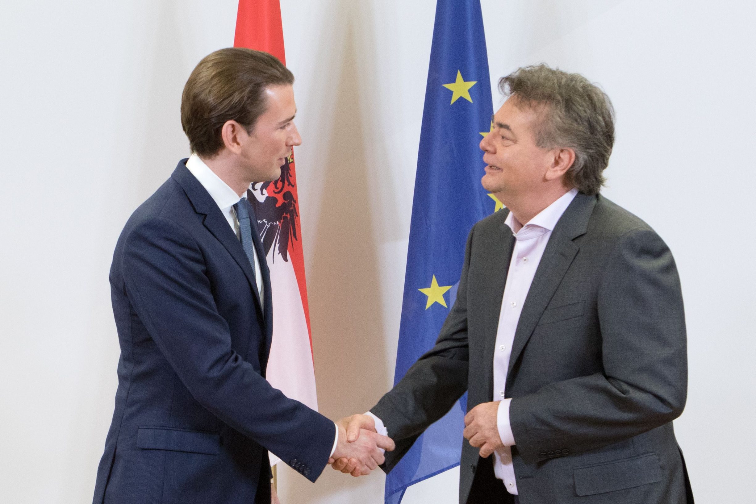 Austrijski kancelar i čelnik demokršćana Sebastian Kurz (lijevo) i njegov novi koalicijski partner Werner Kogler