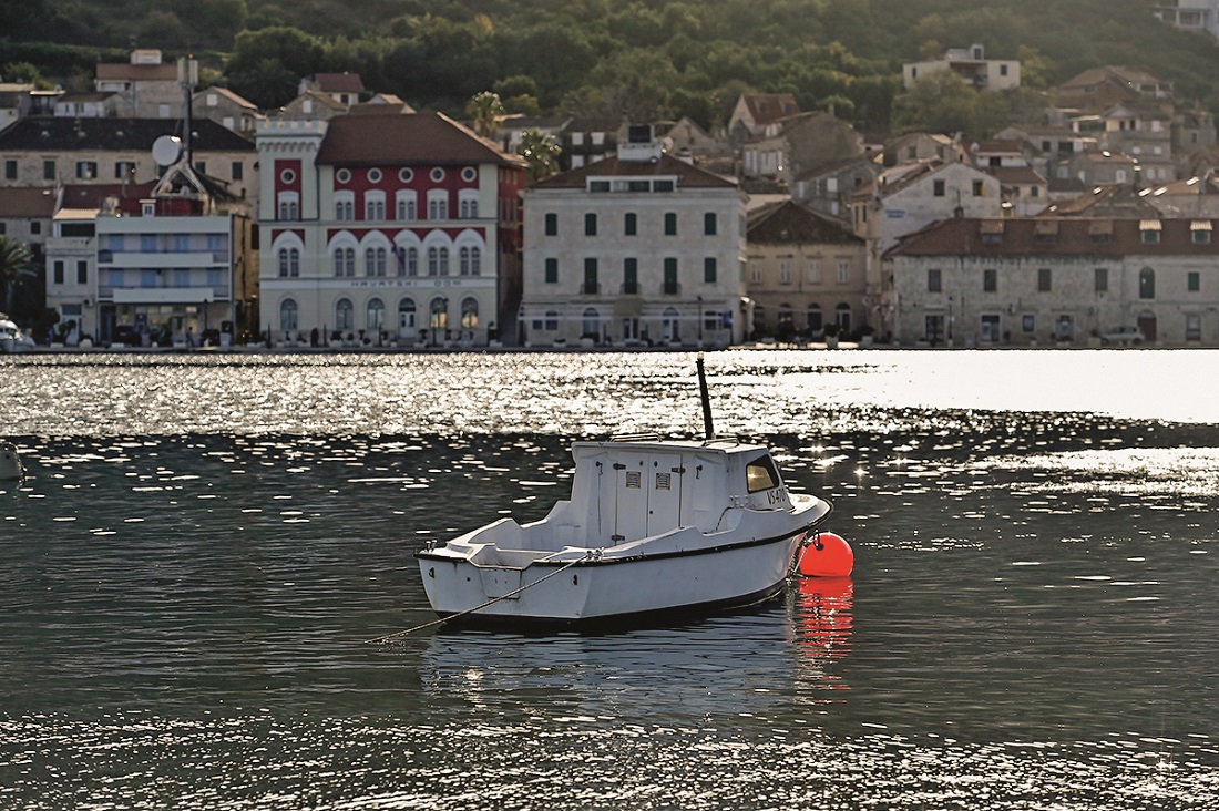 Vis, 141119.
Putopis sa otoka Visa vozeci Renault Kadjar.
Na fotografiji: grad Vis
Foto: Nikola Vilic / CROPIX