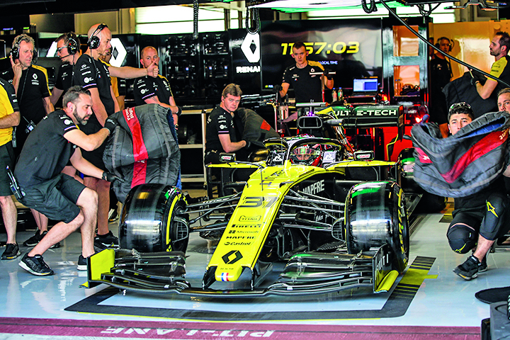 OCON Esteban (fra), Renault F1 Team RS19, garage, box, during the 2019 Formula One Tests at Abu Dhabi from december 2 to 4 in Yas Marina - Photo Florent Gooden / DPPI, Image: 486104042, License: Rights-managed, Restrictions: Hungary Out, Model Release: no, Credit line: FLORENT GOODEN / AFP / Profimedia