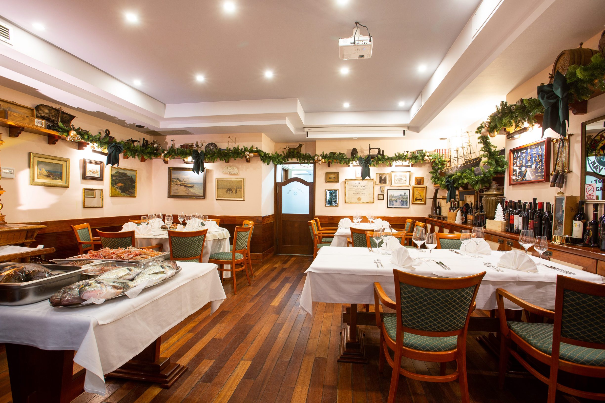 Konoba Nikola, Hrvatska, je svrstana u listu hrvatskih najbolji restorani. Konoba ima i bar.
