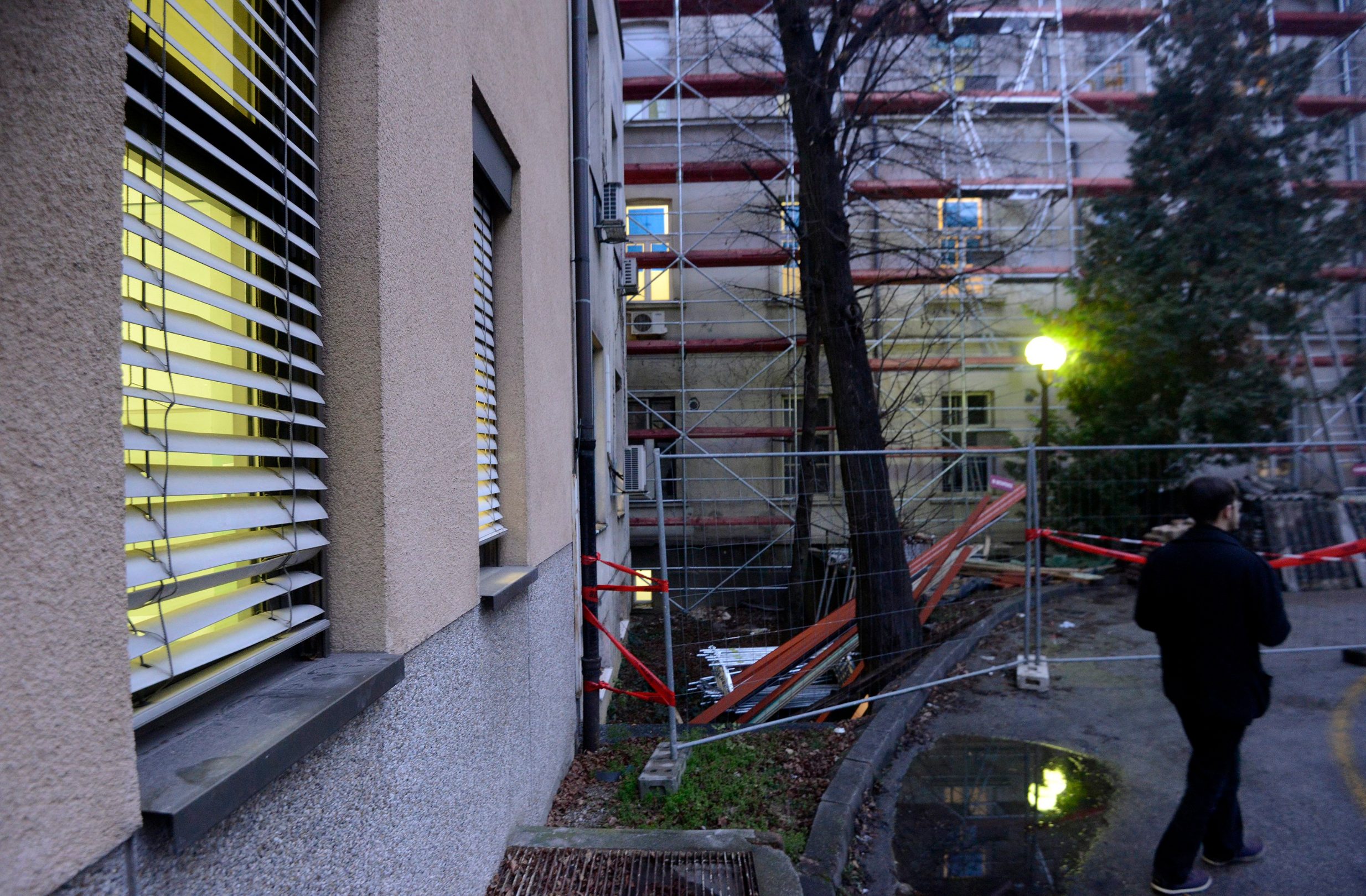 Zagreb, 200120.
Wc, prozor i zid u bolnici Sestara milisrdnica preko kojeg je pobjegao pritvorenik Ivica Djordjevic.
Foto: Bruno Konjevic / CROPIX