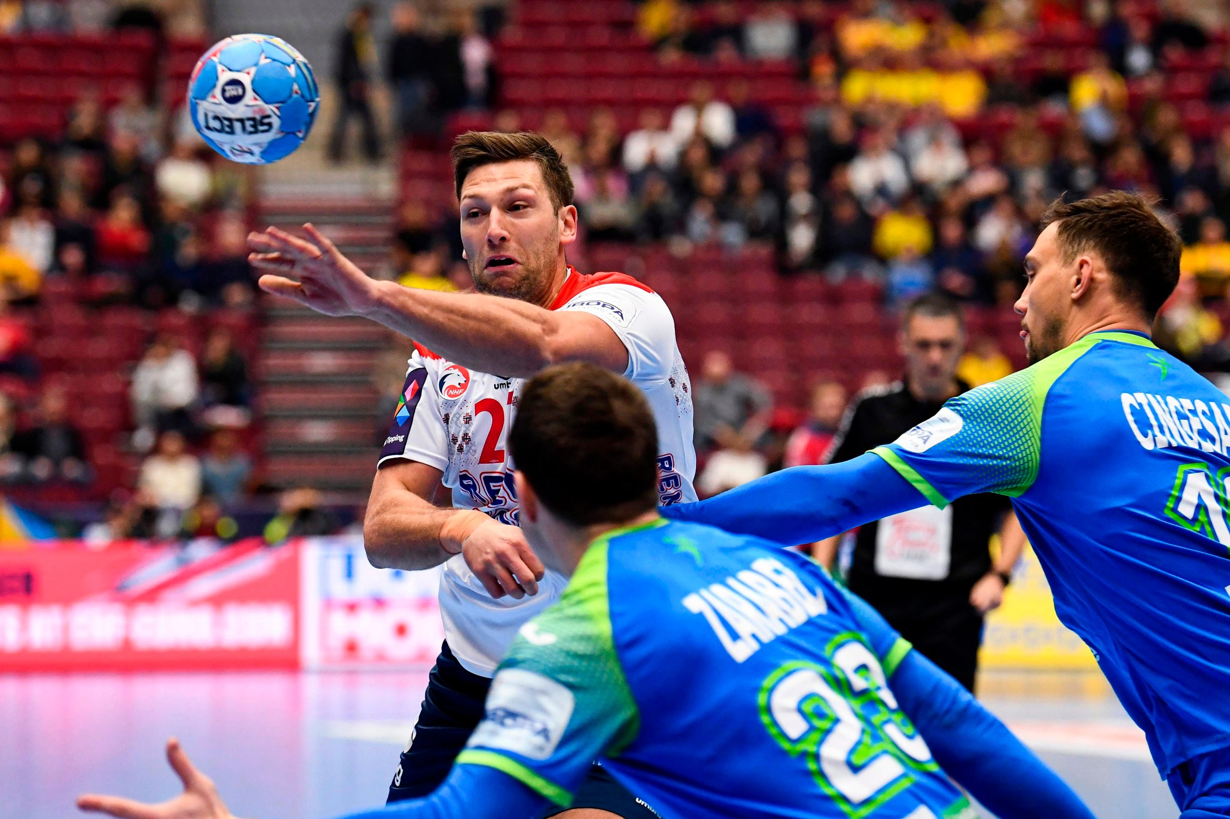 Norway's Harald Reinkind (L) passes the ball during the Men's European Handball Championship main round day 5 Group II match Norway v Slovenia in Malmo, Sweden on January 22, 2020. (Photo by Jonathan NACKSTRAND / AFP)