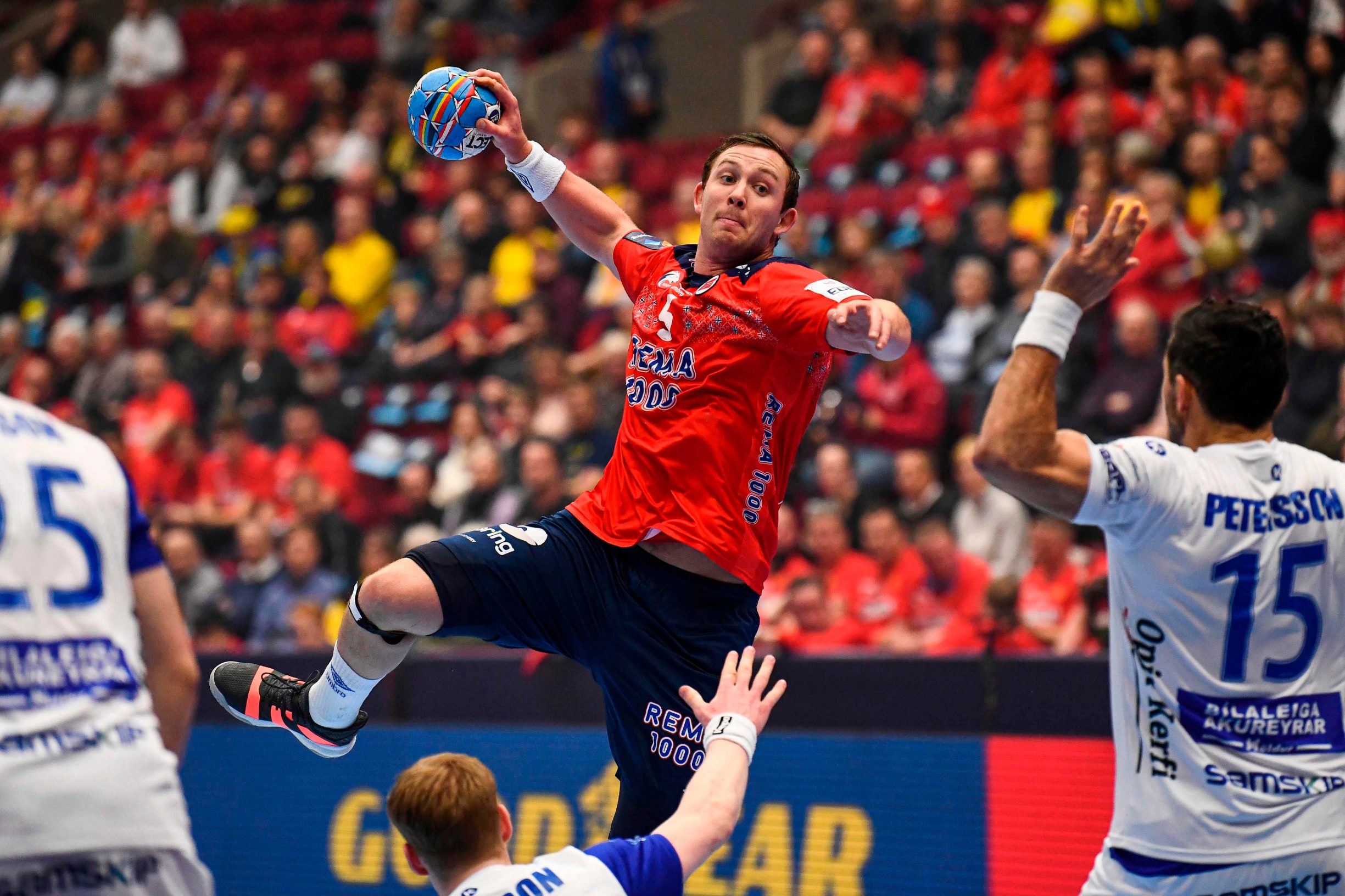 Norway's Sander Sagosen shoots during the Men's European Handball Championship main round day 4 Group II match Norway v Iceland in Malmo, Sweden on January 21, 2020. (Photo by Jonathan NACKSTRAND / AFP)