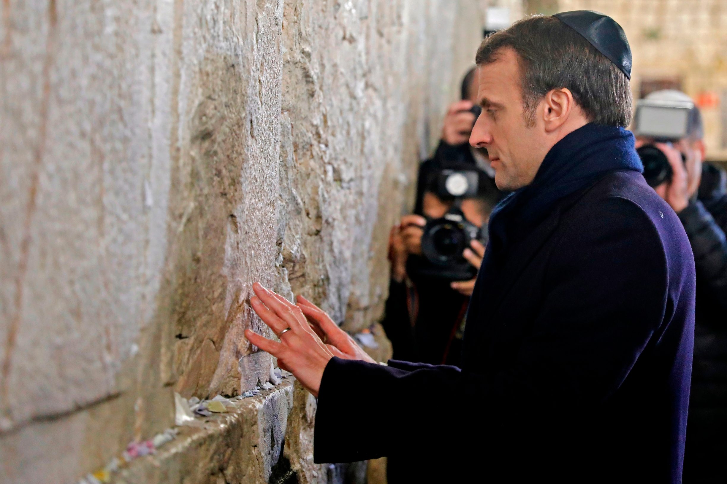 TOPSHOT - French President Emmanuel Macron prays at the Western Wall, Judaism's holiest prayer site, in Jerusalem's Old City on January 22, 2020. - World leaders are to travel to Israel this week to mark 75 years since the Red Army liberated Auschwitz, the extermination camp where the Nazis killed over a million Jews. Thousands of police officers and other security forces will deploy from today, ahead of the arrival of dignitaries including Russian President Vladimir Putin, French President Emmanuel Macron and US Vice President Mike Pence. (Photo by Ahmad GHARABLI / AFP)