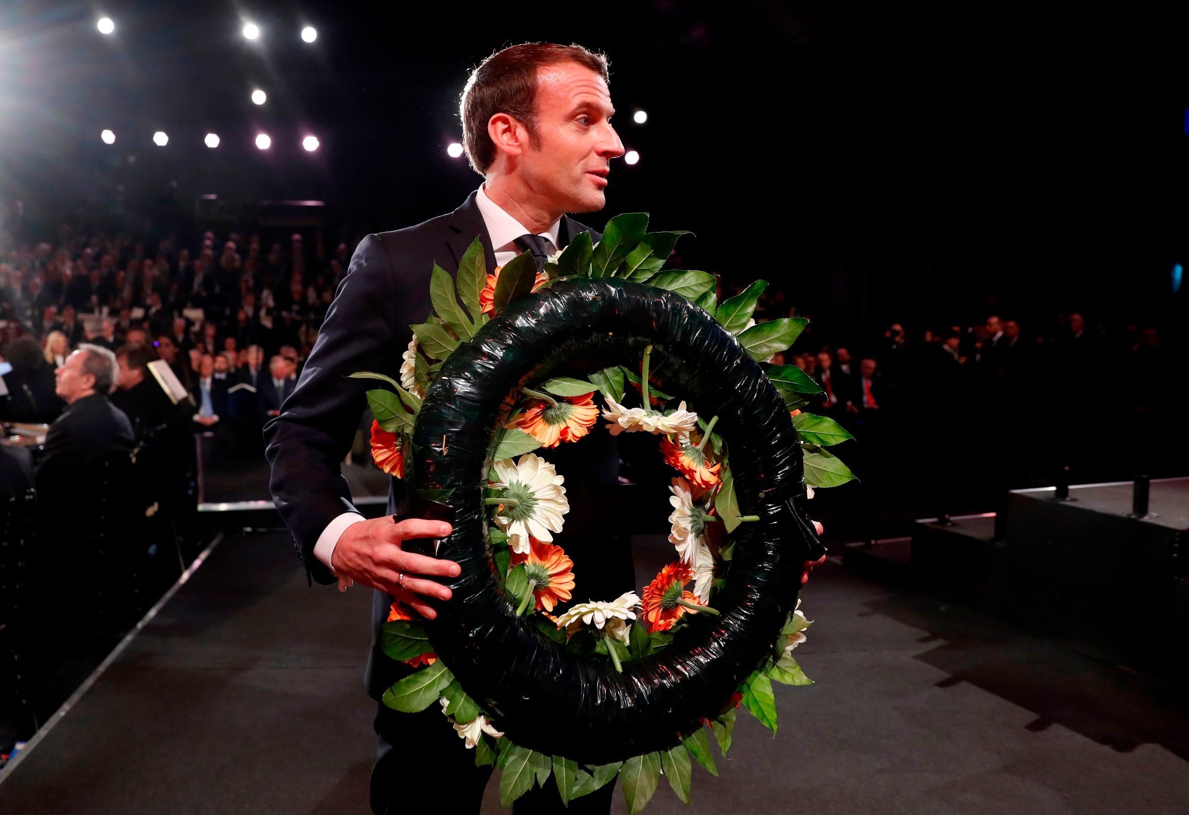 French President Emmanuel Macron lays a wreath during the Fifth World Holocaust Forum at the Yad Vashem Holocaust memorial museum in Jerusalem on January 23, 2020. - World leaders travelled to Israel this week to mark 75 years since the Red Army liberated Auschwitz, the extermination camp where the Nazis killed over a million Jews. (Photo by RONEN ZVULUN / POOL / AFP)