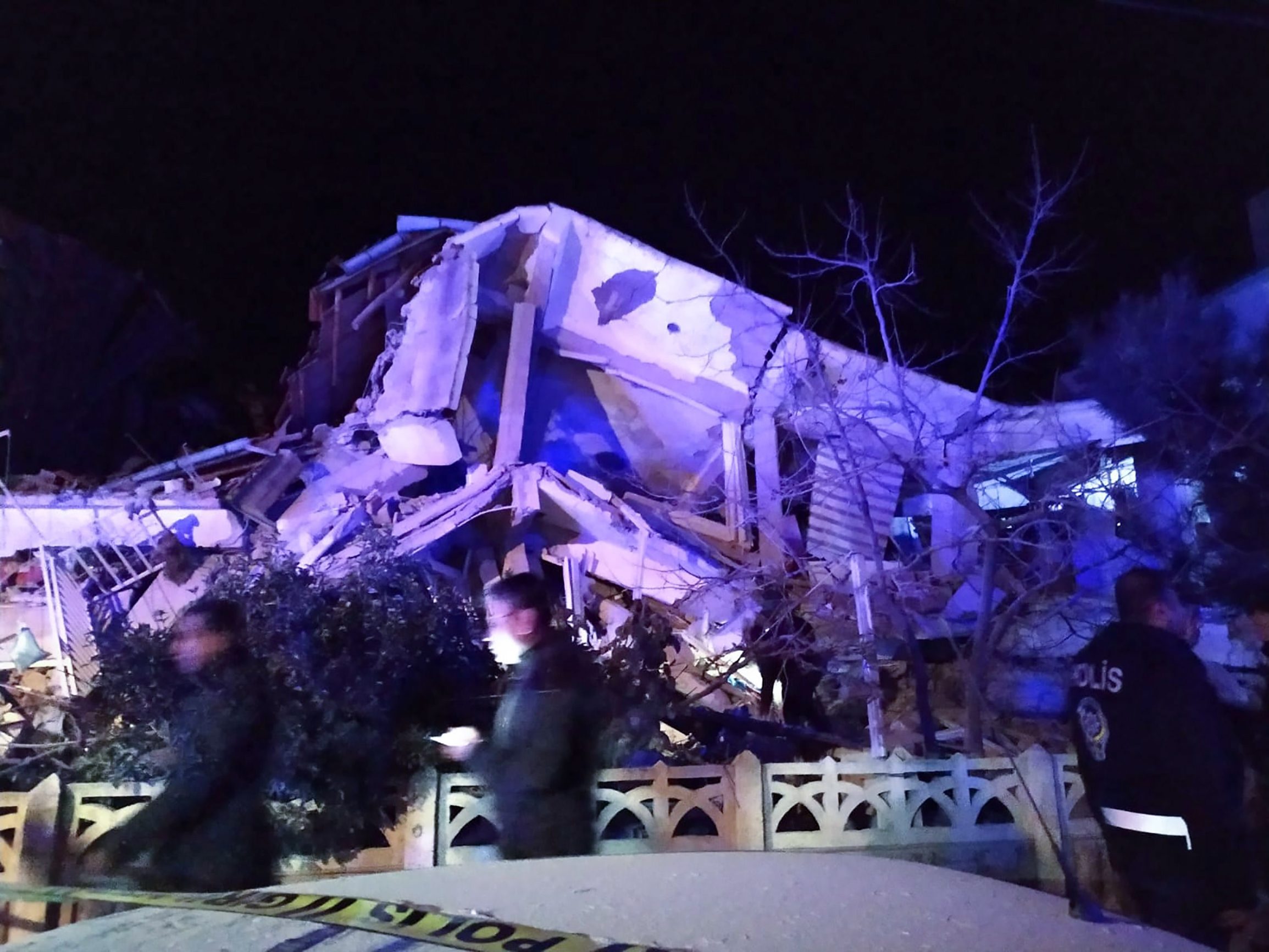 Turkish officials and police arrive at the scene of a collapsed building following a 6.8 magnitude earthquake in Elazig, eastern Turkey on January 24, 2020, killing several people according to the Turkish interior ministry. (Photo by DHA / Demiroren News Agency (DHA) / AFP) / Turkey OUT
