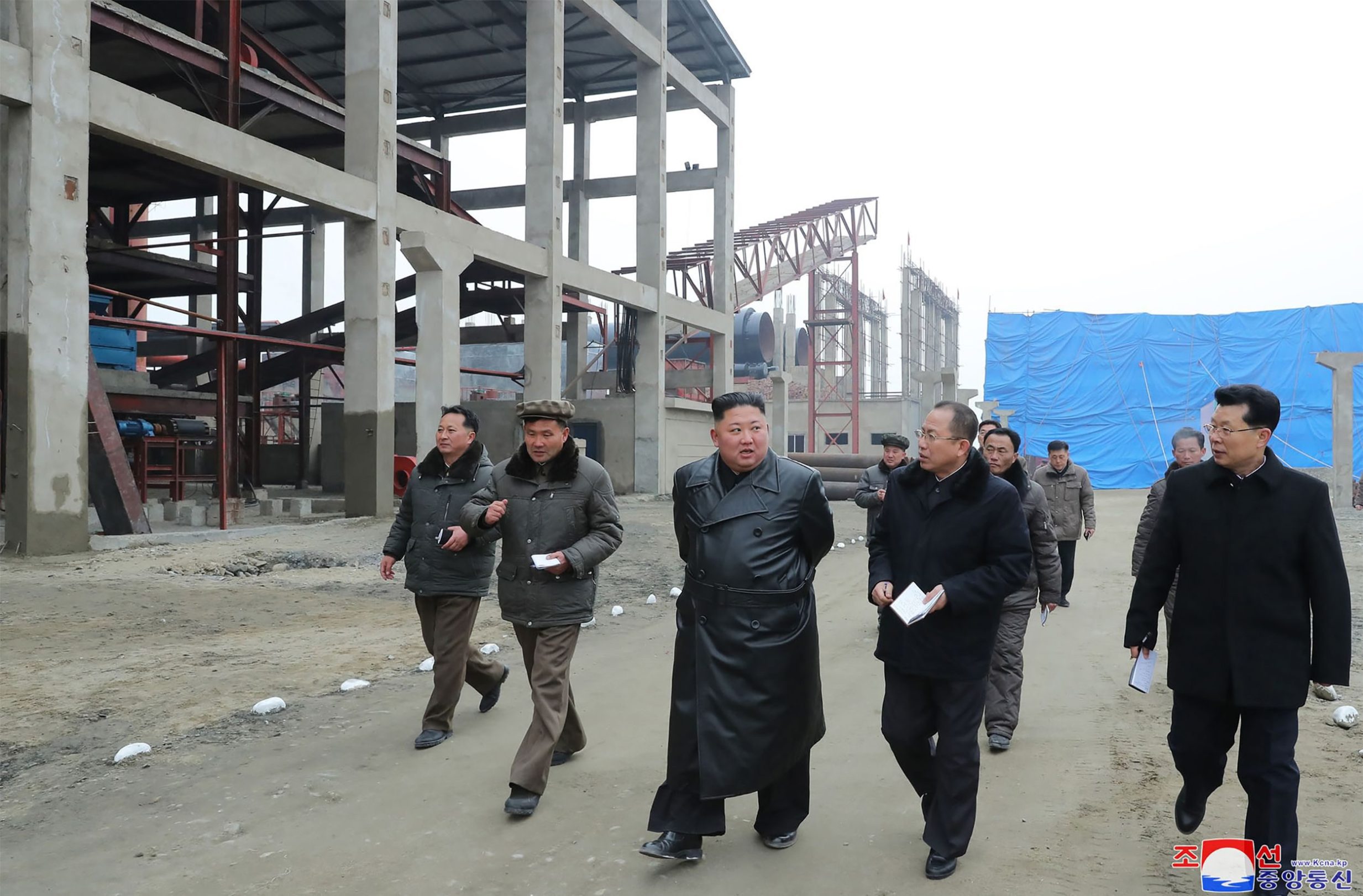 This undated picture released from North Korea's official Korean Central News Agency (KCNA) on January 7, 2020 shows North Korean leader Kim Jong Un (C) visiting the construction site of the Sunchon phosphatic fertiliser factory in South Pyongan province. (Photo by KCNA VIA KNS / KCNA VIA KNS / AFP) / - South Korea OUT / ---EDITORS NOTE--- RESTRICTED TO EDITORIAL USE - MANDATORY CREDIT 