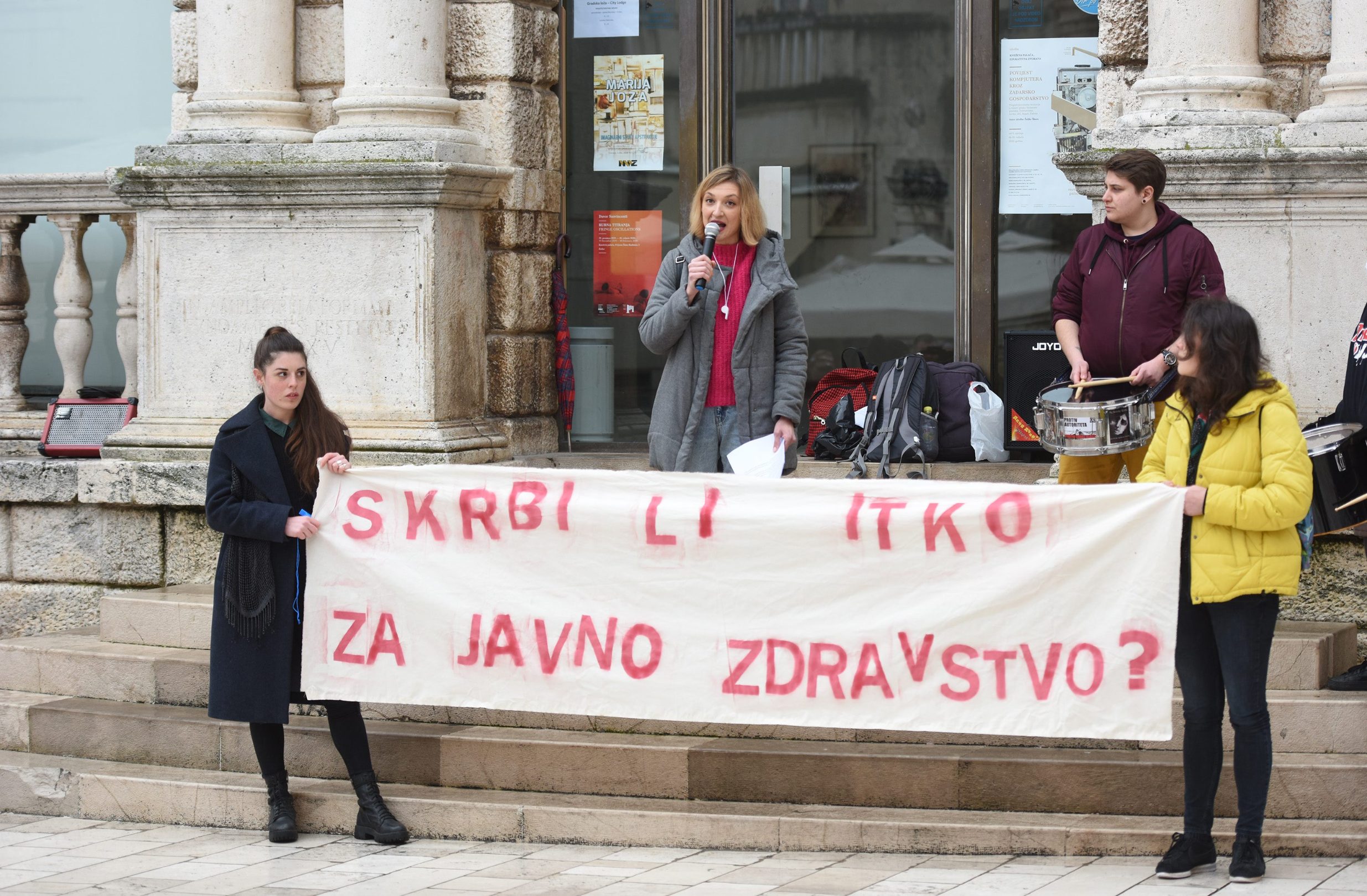 Zadar, 260120.
Na Narodnom trgu u Zadru odrzan je se prosvjed pod nazivom Posto zensko zdravlje?, protiv nedostatka ginekoloskih timova u Zadarskoj zupaniji i sire, u organizaciji udruge Antifjaka.
Foto: Jure Miskovic / CROPIX