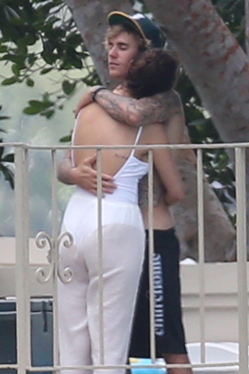** RIGHTS: WORLDWIDE EXCEPT IN ITALY, UNITED KINGDOM ** Montego Bay, JAMAICA  - *PREMIUM-EXCLUSIVE*  - Couple Justin Bieber and Selena Gomez are seen enjoying the day poolside with Justin's family members in Montego Bay, Jamaica. While Justin plays in the pool and helps the kids with a scavenger hunt, Selena is seen giving a hug to Jeremy Bieber's new wife Chelsey Rebelo who is Monday surrounded by friends and family. *Shot on 02/20/18*

Pictured: Justin Bieber and Selena Gomez



*UK Clients - Pictures Containing Children
Please Pixelate Face Prior To Publication*, Image: 364030205, License: Rights-managed, Restrictions: , Model Release: no, Credit line: SBMF / MiamiPIXX / BACKGRID / Backgrid USA / Profimedia