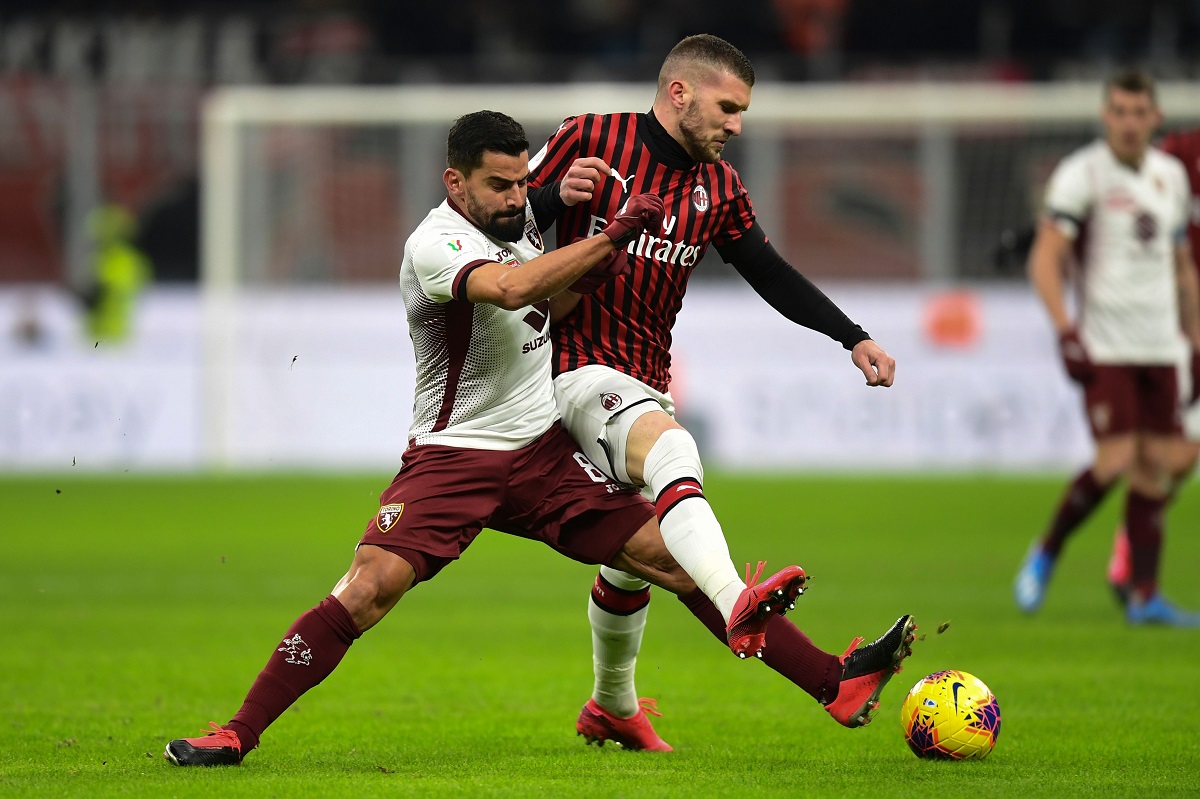 Torino's Venezuelan midfielder Tomas Rincon (L) fights for the ball with AC Milan's Croatian forward Ante Rebic during the Italian Cup ((Coppa Italia) round of 8 football match between AC Milan and Torino on January 28, 2020 at the San Siro stadium in Milan. (Photo by MIGUEL MEDINA / AFP)