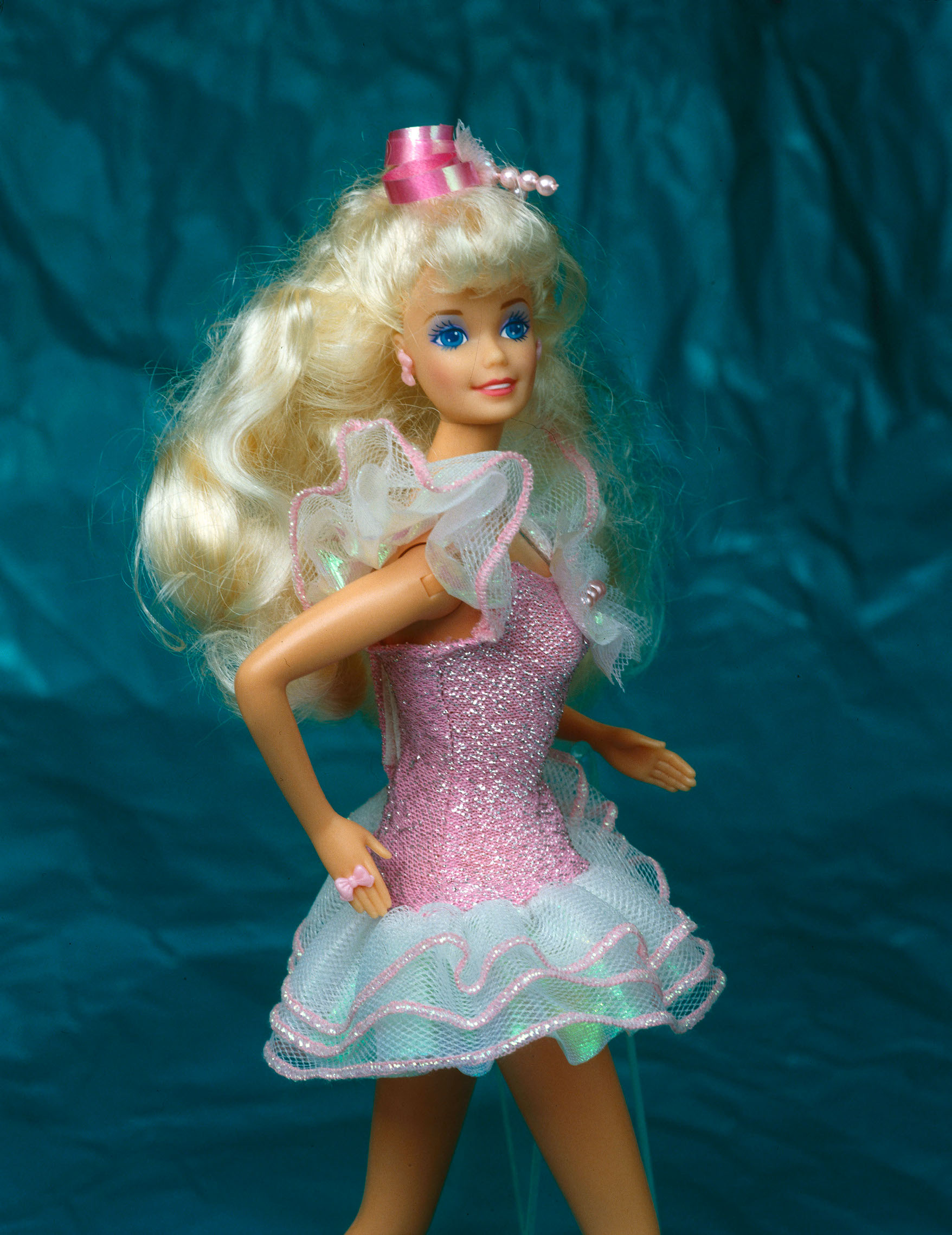 Kind / Spielzeug:
Puppen.

“Beauty Barbie”.

(Spielzeugpuppe der Firma Mattel.)
Foto., Image: 277229233, License: Rights-managed, Restrictions: © www.barbie.com., Model Release: no, Credit line: akg-images / AKG / Profimedia