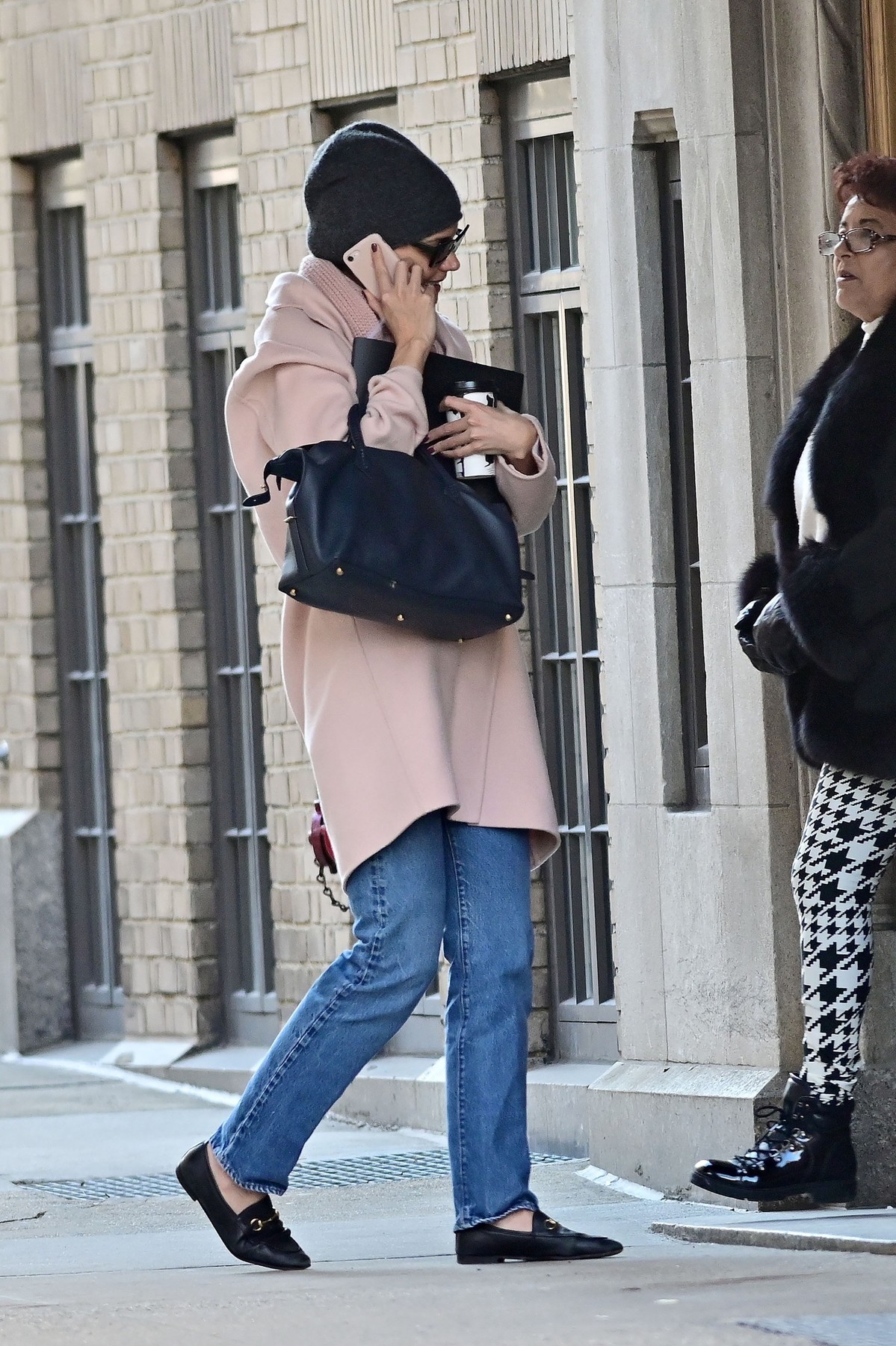 New York, Ny  - Katie Holmes almost spill her coffee while she picks up a phone call arriving home from castings

BACKGRID USA 28 JANUARY 2020, Image: 495316713, License: Rights-managed, Restrictions: , Model Release: no, Credit line: Skyler2018 / BACKGRID / Backgrid USA / Profimedia