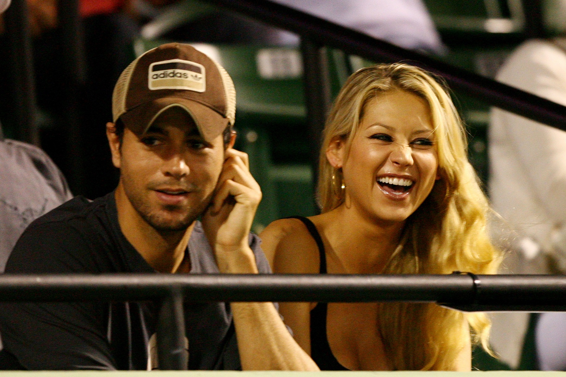 KEY BISCAYNE, FL - APRIL 02:  Enrique Iglesias and girlfriend Anna Kournikova watch as Venus Williams plays her semifinal match against Serena Williams at the Sony Ericsson Open at the Crandon Park Tennis Center on April 2, 2009 in Key Biscayne, Florida.  (Photo by Al Bello/Getty Images)