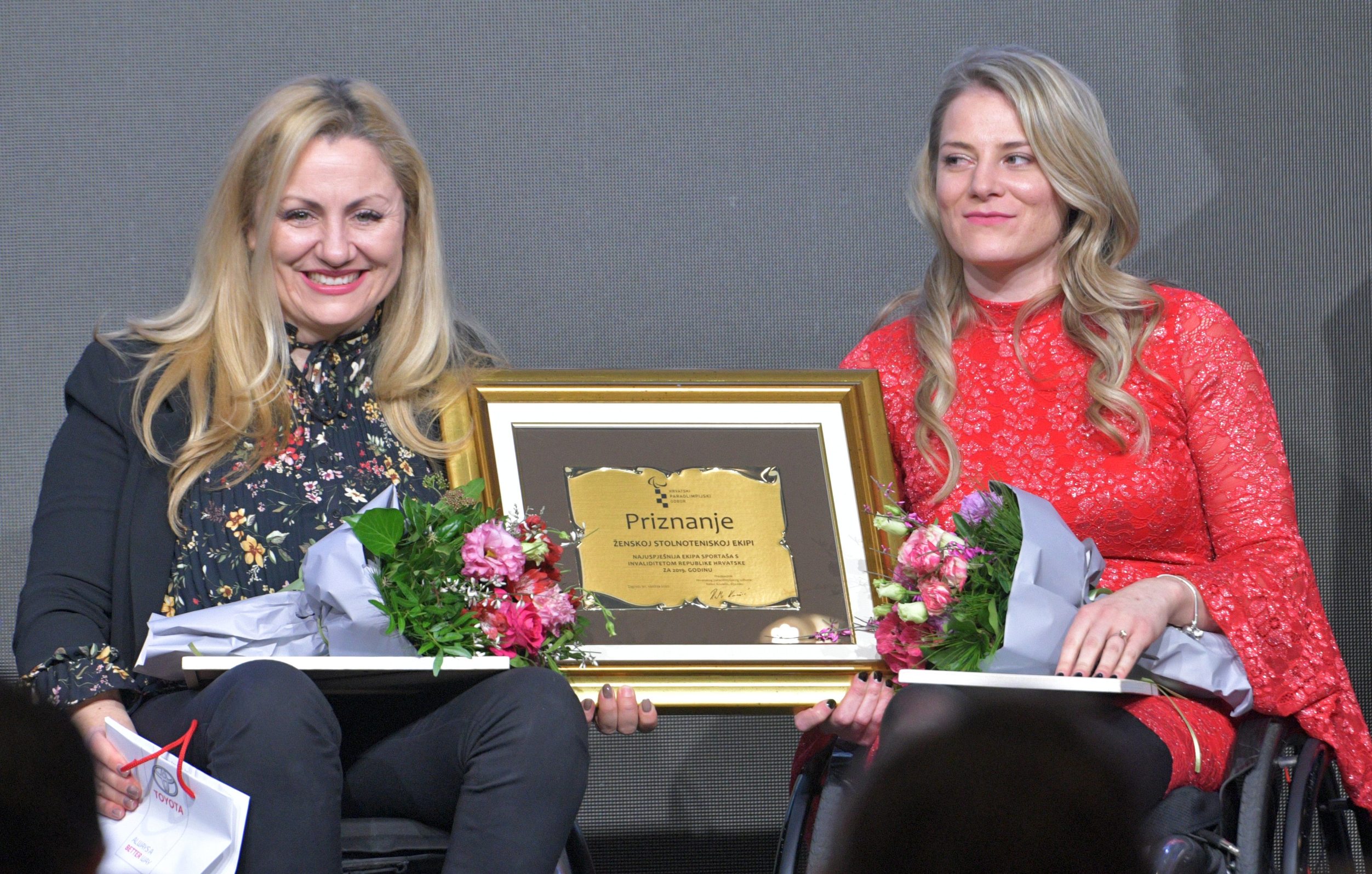 Zagreb, 300120.
Hotel Sheraton.
Dan hrvatskog paraolimpiskog sporta i 23. proglasenje najuspjesnijih sportasa s invaliditetom.
Na fotografiji: najuspjesnija ekipa sportasa s invaliditetom, zenska stolnoteniska ekipa, Andjela Muzinic, Helena Dretar Karic.
Foto: Srdjan Vrancic / CROPIX