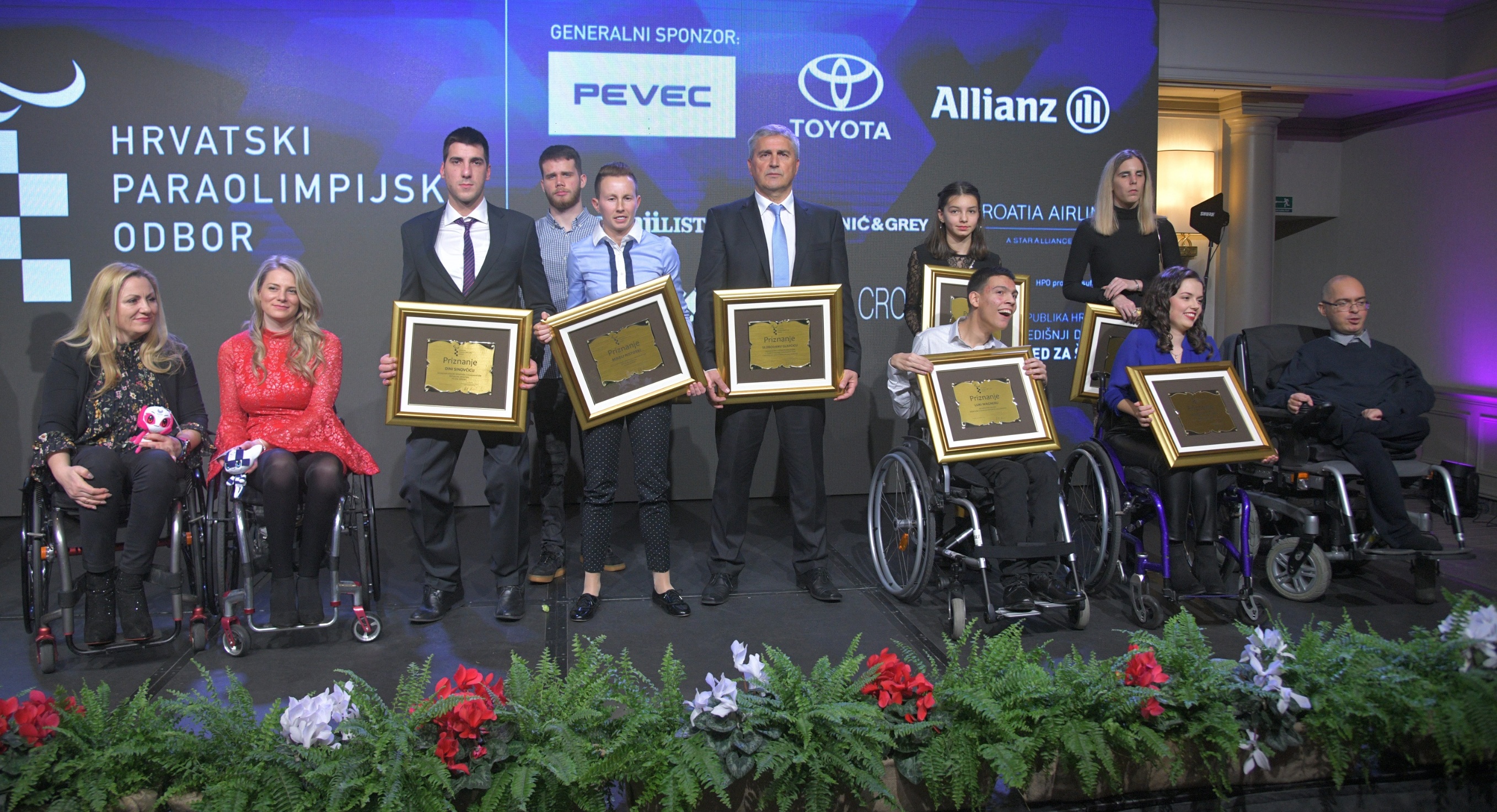 Zagreb, 300120.
Hotel Sheraton.
Dan hrvatskog paraolimpiskog sporta i 23. proglasenje najuspjesnijih sportasa s invaliditetom.
Na fotografiji: zajednicka fotografija nagradjenih.
Foto: Srdjan Vrancic / CROPIX