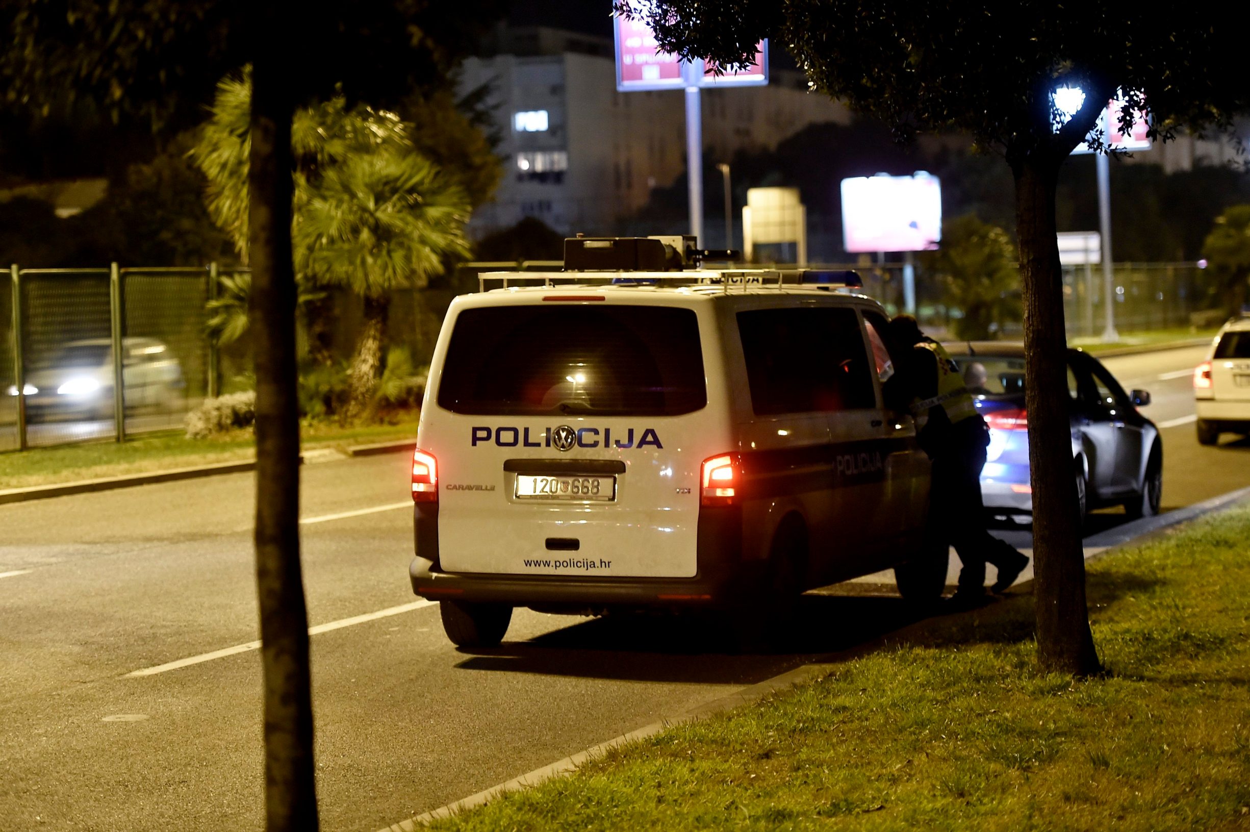 Split, 300120.
Policijski ocevid u ulici Domovinskog rata nakon sto je nesto prije 19 h pronadjen mrtav muskarac pored bicikla.
Foto: Nikola Vilic / CROPIX
