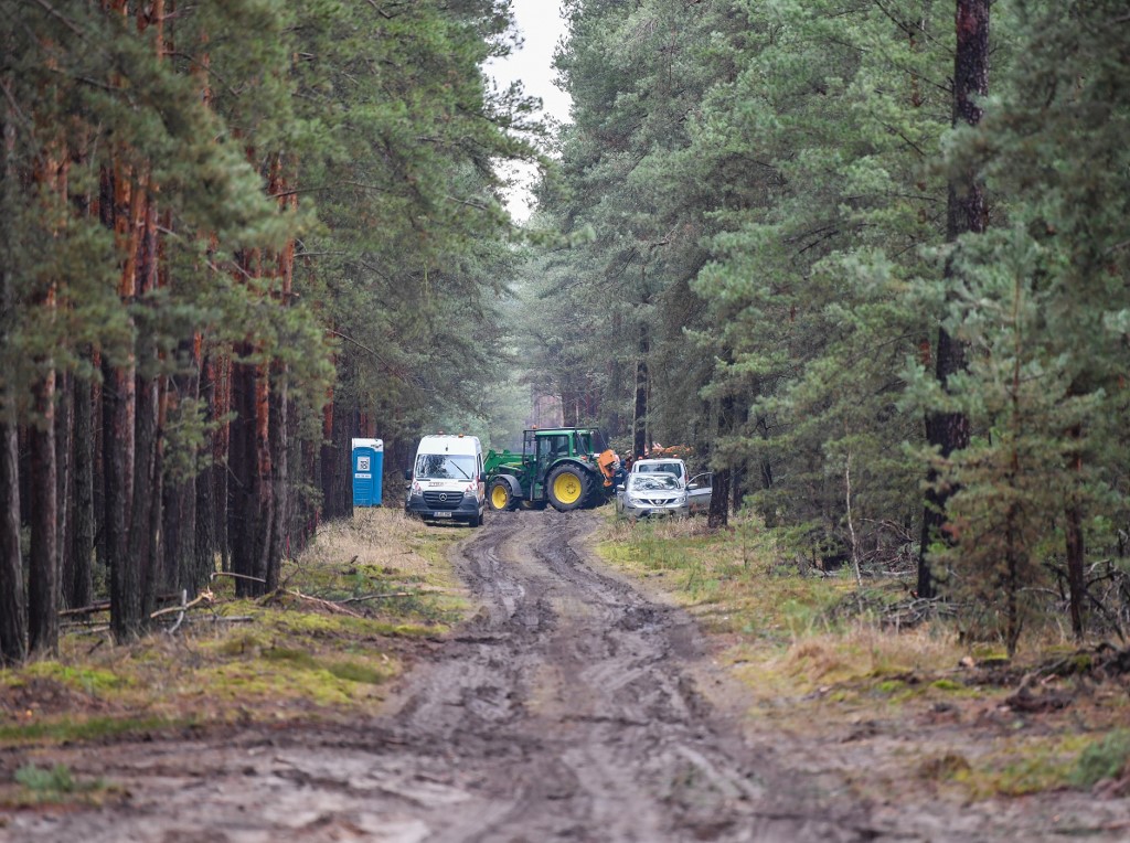 10 January 2020, Brandenburg, Gr�nheide: A tractor from the Landesbetrieb Forst Brandenburg and other vehicles are parked on a forest path on the future site of the Tesla-Gigafactory. In a large forest area, east of the A10 Berlin Ring motorway, the US electric car manufacturer Tesla is planning to build a gigafactory. In a first phase from summer 2021, 150,000 Model 3 and Y electric cars are to be built there annually. Photo: Patrick Pleul/dpa-Zentralbild/dpa