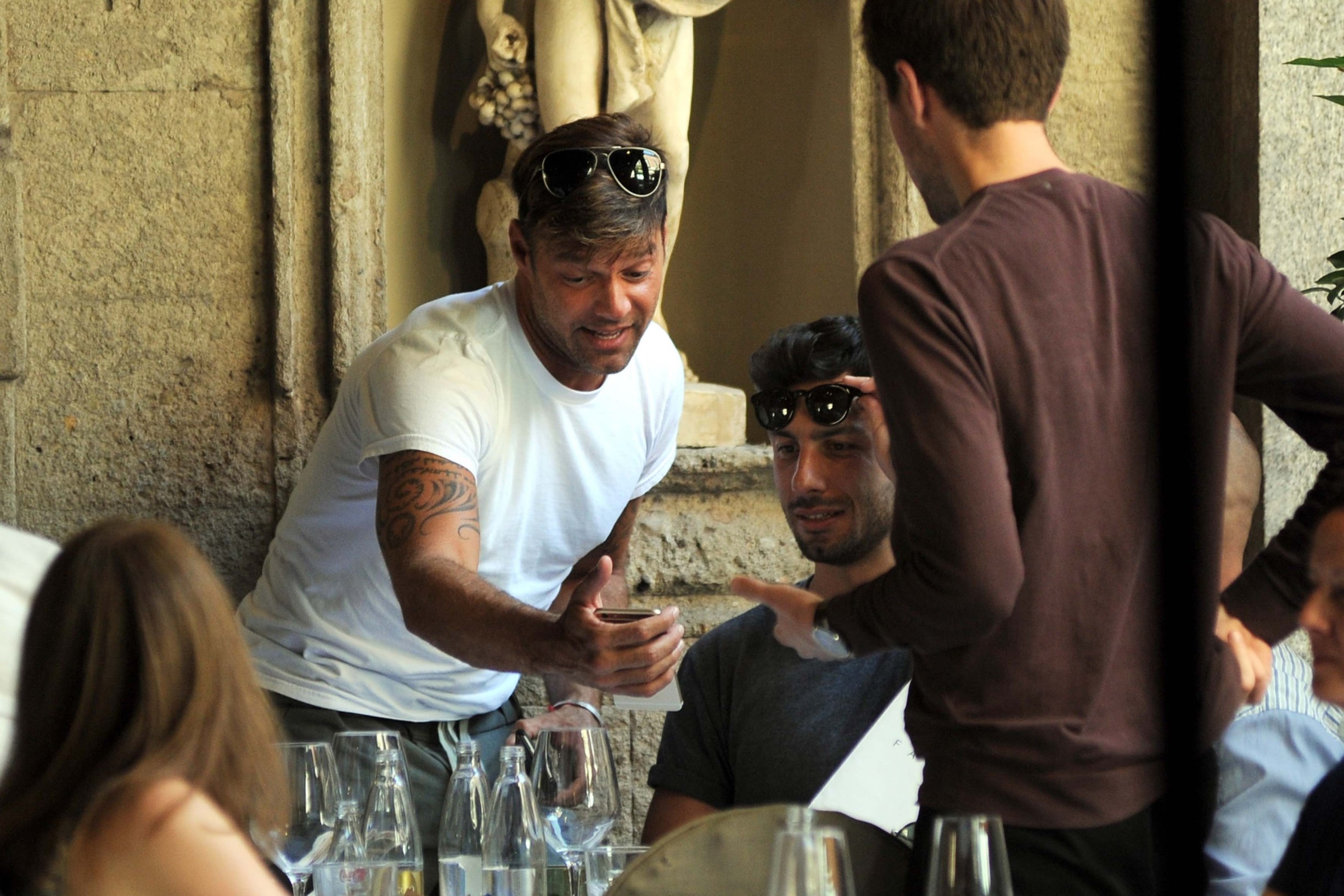 *****EXCLUSIVE*****
RICKY MARTIN WITH HIS NEW BOYFRIEND IN ITALY.
Milan, 20 June 2016
Singer Ricky Martin, who is Italy to attend the Milan Fashion Week, is seen with his boyfriend Jwan Josef having lunch at 