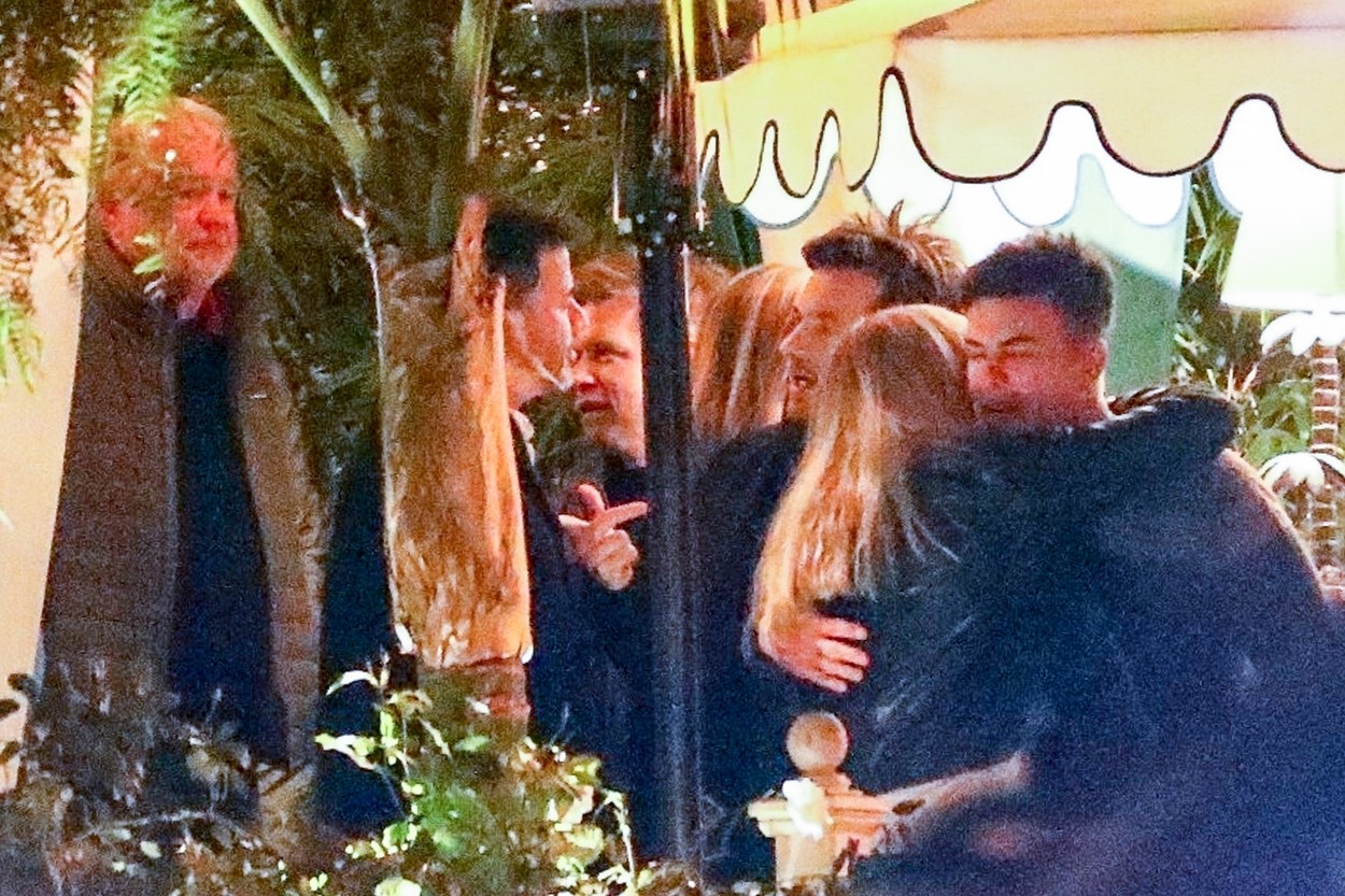 West Hollywood, CA  - *EXCLUSIVE*  - Jennifer Aniston, Jimmy Kimmel, Jason Bateman, and Will Speck enjoy a fun night out for dinner. The group chats outside the San Vicente Bungalows as they wait for their cars.

*UK Clients - Pictures Containing Children
Please Pixelate Face Prior To Publication*, Image: 485802326, License: Rights-managed, Restrictions: , Model Release: no, Credit line: BACKGRID / Backgrid USA / Profimedia