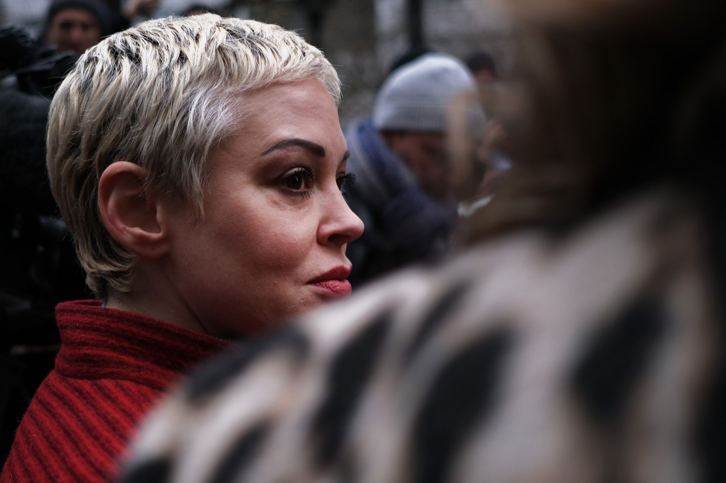 NEW YORK, NEW YORK - JANUARY 06: Actress Rose McGowan, who accused Weinstein of raping her more two two decades ago and then of destroying her career, joins other accusers and protesters as Harvey Weinstein arrives at a Manhattan court house for the start of his trial on January 06, 2020 in New York City. Weinstein, a movie producer whose alleged sexual misconduct helped spark the #MeToo movement, pleaded not-guilty on five counts of rape and sexual assault against two unnamed women and faces a possible life sentence in prison.   Spencer Platt/Getty Images/AFP
== FOR NEWSPAPERS, INTERNET, TELCOS & TELEVISION USE ONLY ==
