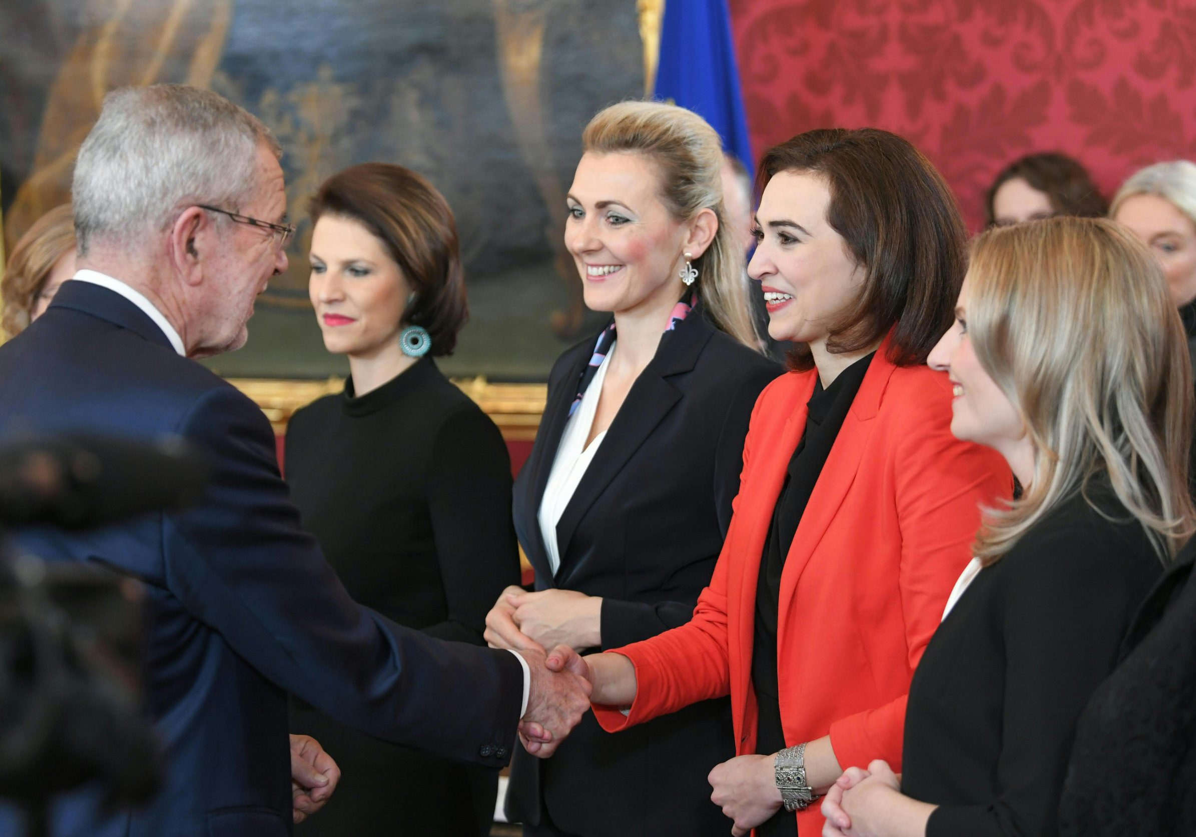 Nova ministrica pravosuđa Alma Zadić (na slici se rukuje s predsjednikom Alexanderom van der Bellenom), kći izbjeglica iz Bosne i Hercegovine te je prva takva ministrica u povijesti austrijske vlade