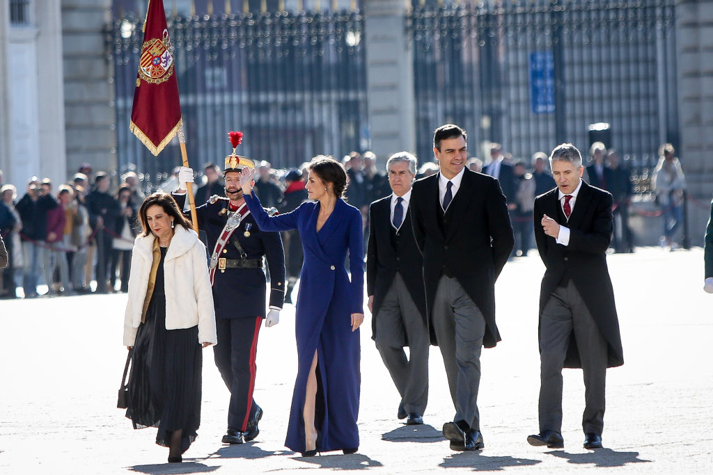 MADRID, SPAIN - JANUARY 06: Queen Letizia of Spain (2L), Margarita Robles (L) Fernando Grande-Marlaska (R) and Pedro Sanchez (2R) attend the New Year Military parade 2020 celebration at the Royal Palace on on January 06, 2020 in Madrid, Spain. (Photo by Pablo Cuadra/Getty Images)