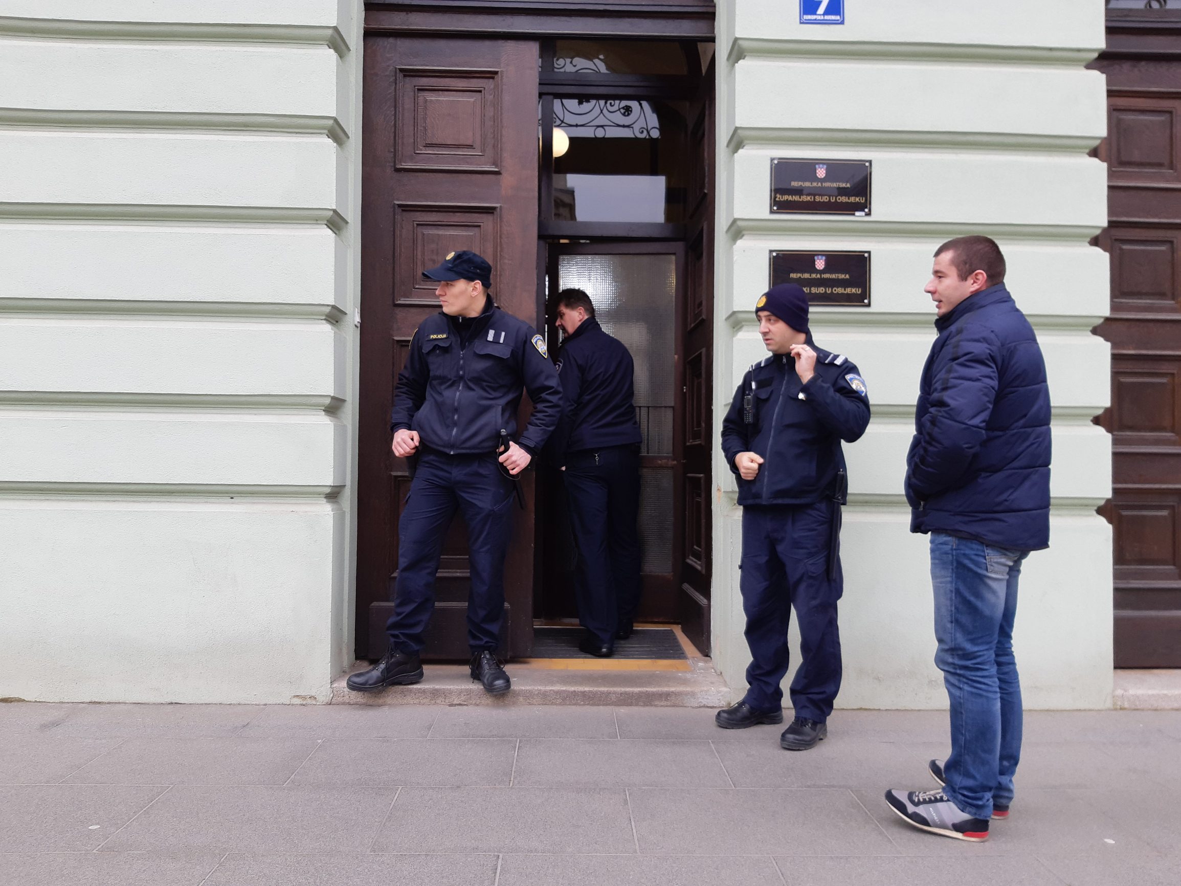 Osijek, 080120.
Zupanijski sud.
Zbog dojave o podmetnutoj bombi, jutros oko 10 sati ispraznjena je zgrada Zupanijskog suda u Osijeku.
Foto: Vlado Kos / CROPIX