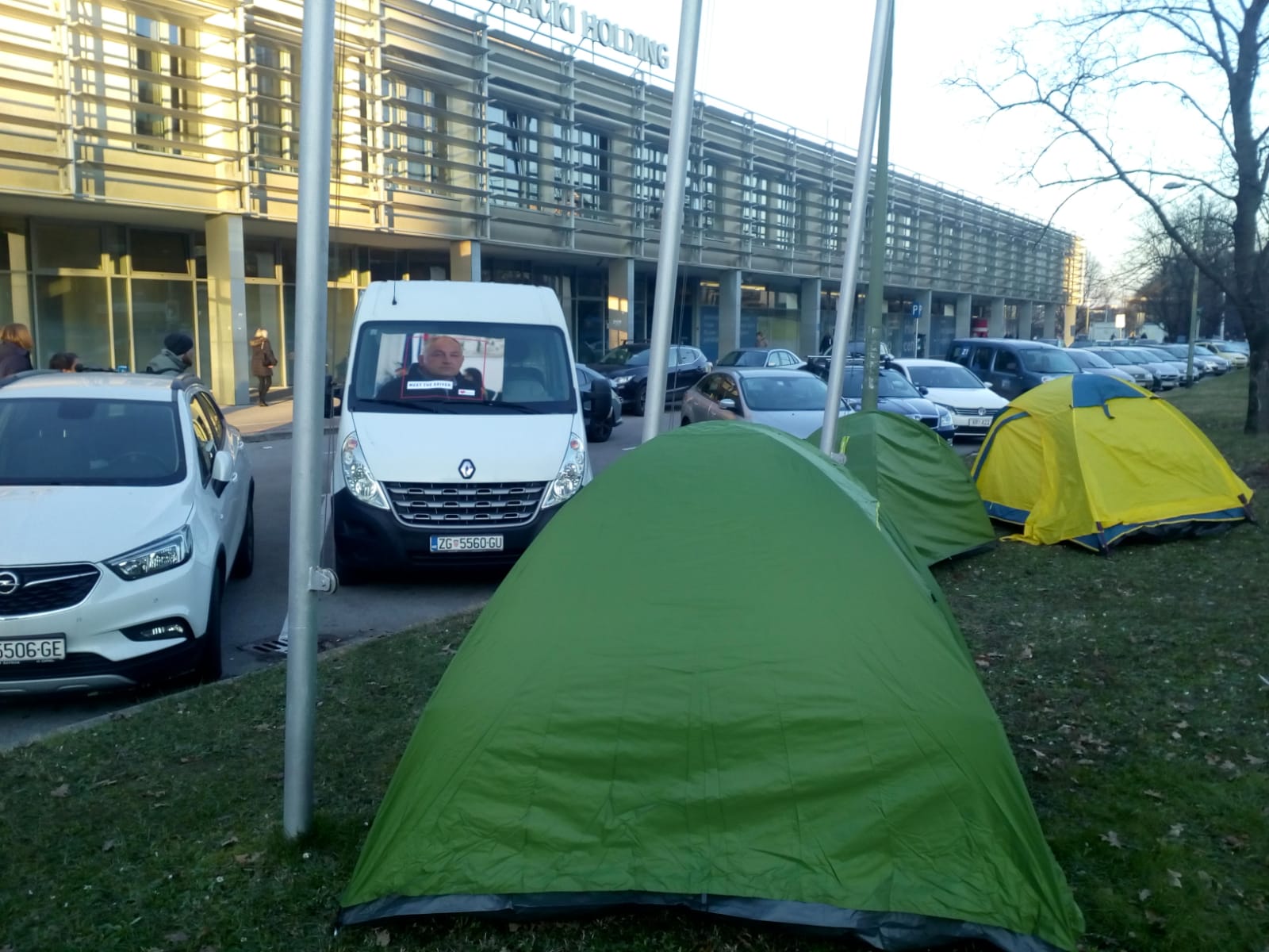 Juričanov šator ispred Holdinga