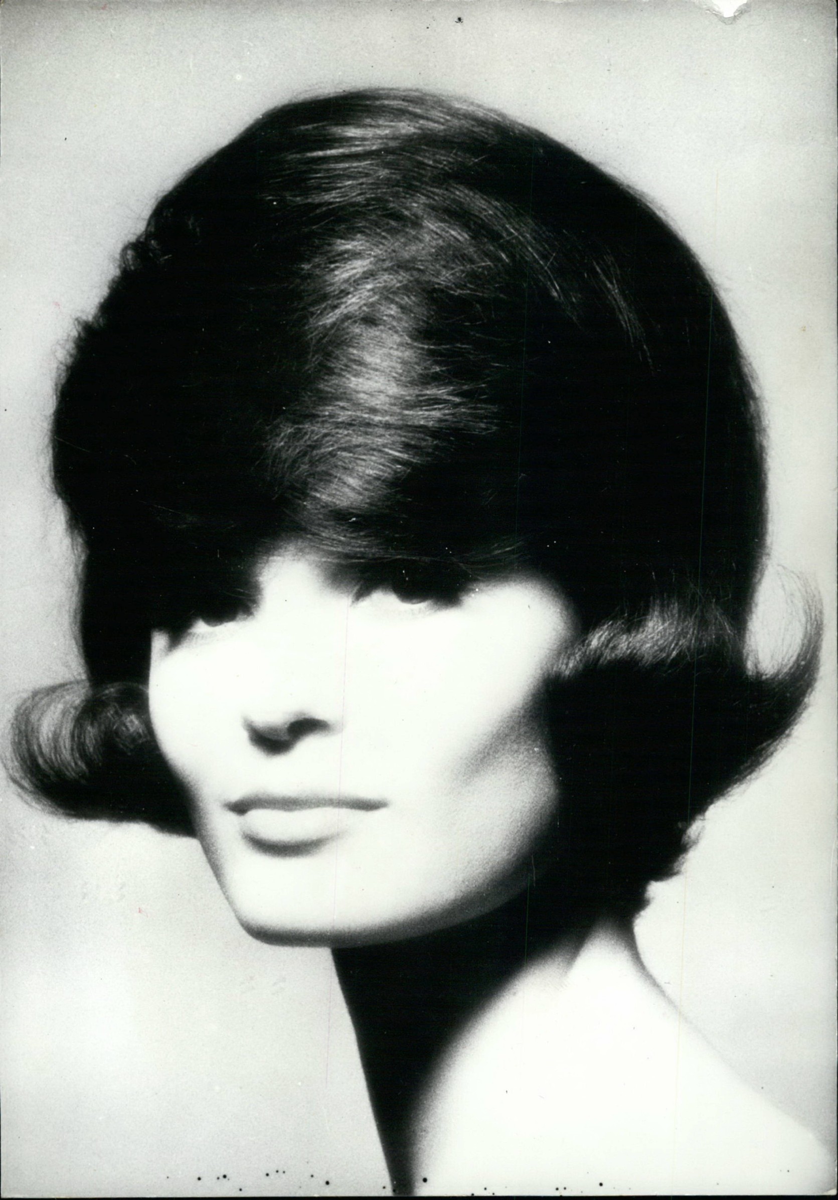 Apr. 04, 1961 - Hairdress for Jacqueline Kennedy: Paris Hairdresser Jacques Dessange has designed this hairdress on the occasion of the forthcoming visit to Paris of Washington's first lady. A Mannequin Resembling Jacqueline Kennedy is modelling it., Image: 209882750, License: Rights-managed, Restrictions: , Model Release: no, Credit line: Keystone Pictures USA / Zuma Press / Profimedia