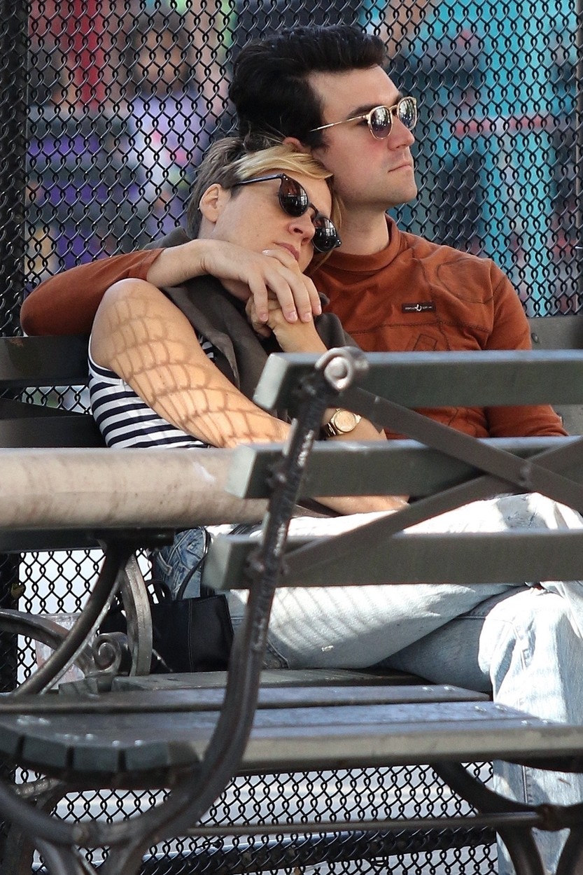 New York City, NY  - Actress, Chloe Sevigny sports a pixie-cut and is seen kissing and showing some PDA with unidentified boyfriend on a park bench in Manhattan's Soho area.

BACKGRID USA 25 AUGUST 2019, Image: 467274984, License: Rights-managed, Restrictions: , Model Release: no, Credit line: BrosNYC / BACKGRID / Backgrid USA / Profimedia