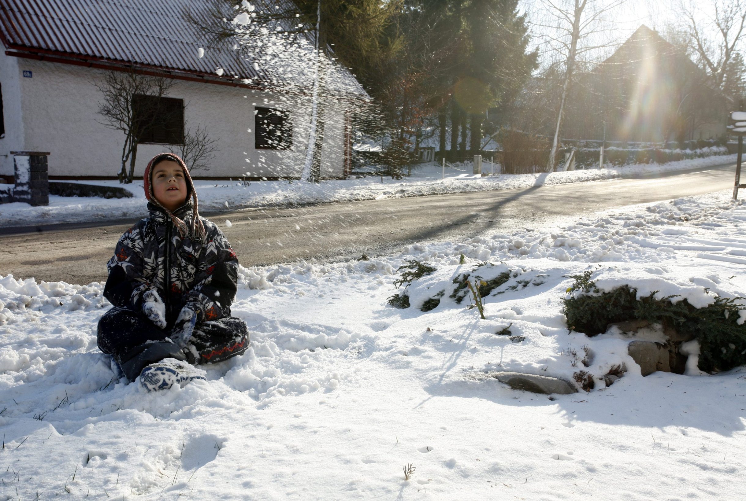 Rijeka, 261108.
U Fuzinama u Gortskom kotaru palo je nekoliko centimera snijega. Dok djeca uzivaju u snijeznim radostima, odrasli ciste prilaze svojim kucama od snijega.
Foto: Karmen Mrkic / Cropix
