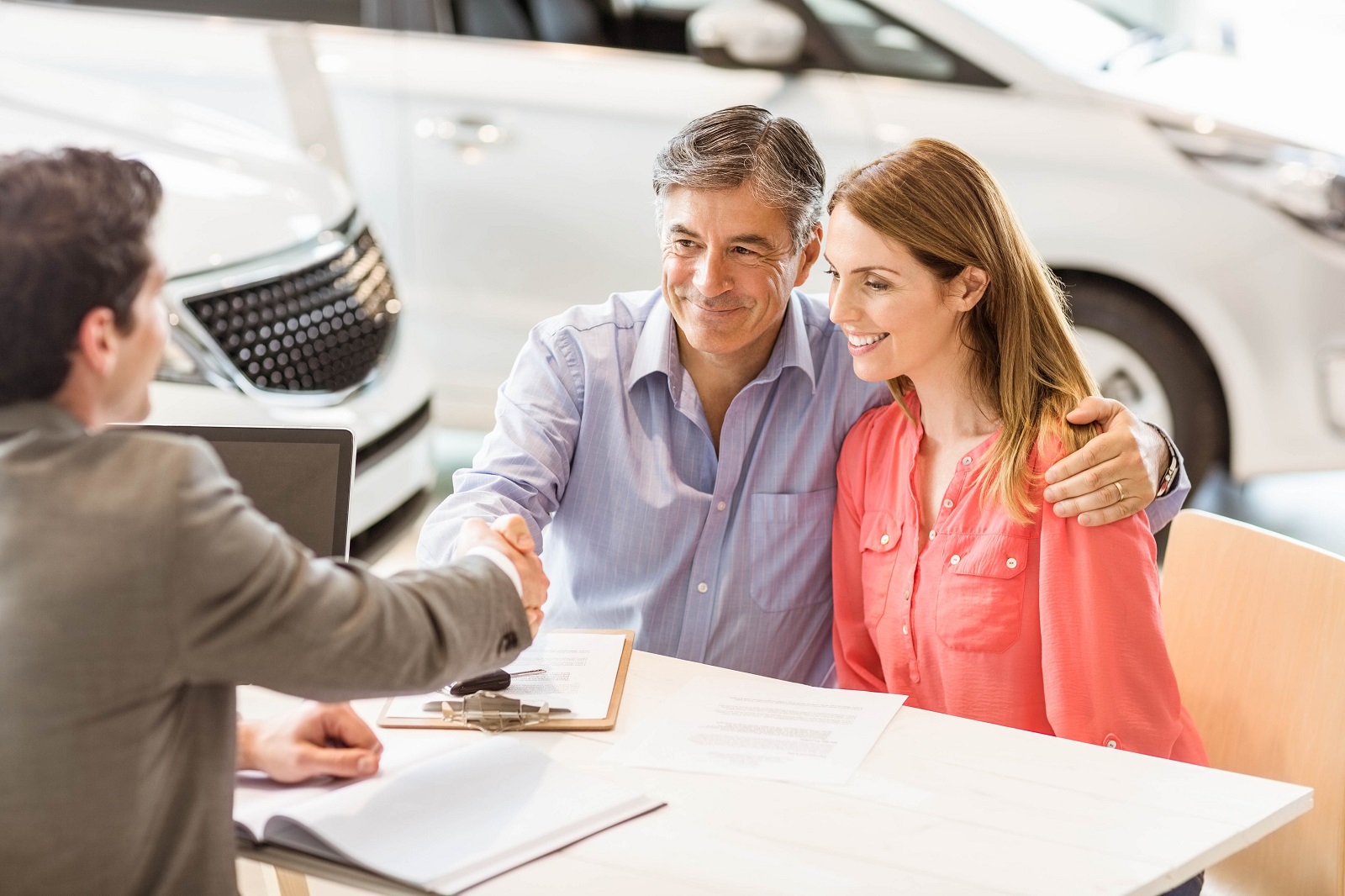 Smiling couple buying a new car at new car showroom, Image: 264316670, License: Royalty-free, Restrictions: , Model Release: yes, Credit line: - / Wavebreak / Profimedia