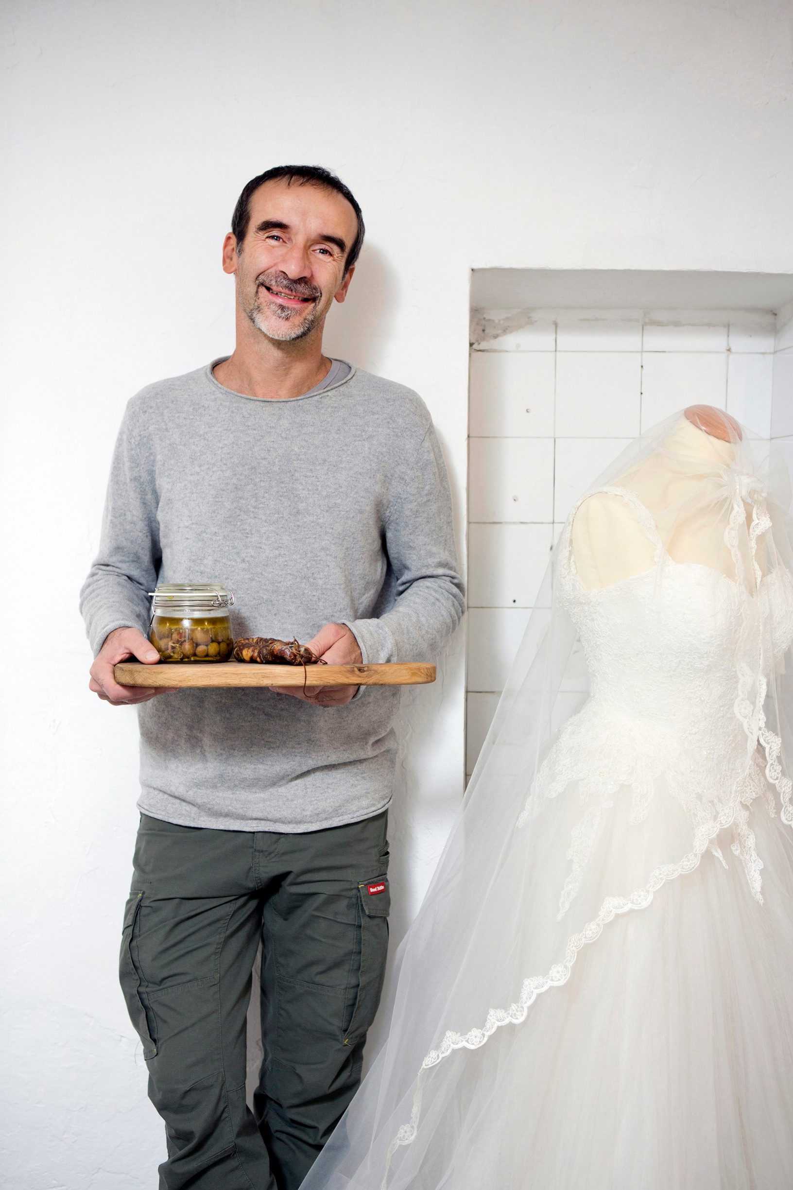 Zagreb, 031219.
Drazen Grubisic vlasnik muzeja prekinutih veza snimljen u muzeju s najdrazim predmetom za Bozic.
Foto: Ivan Posavec / CROPIX